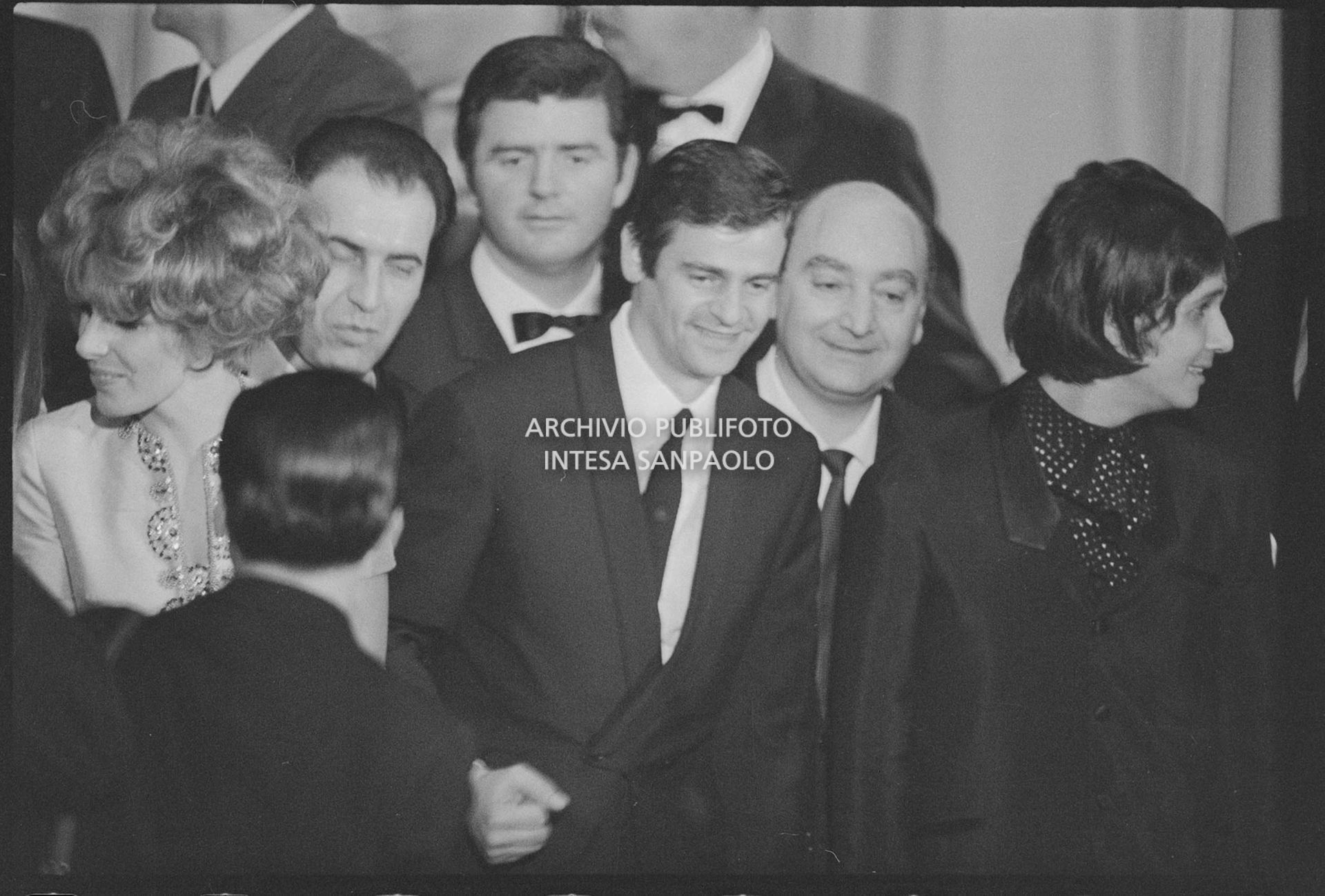 Ornella Vanoni, Sergio Endrigo e Roberto Carlos sul palco del XVIII Festival della canzone italiana di Sanremo per la premiazione