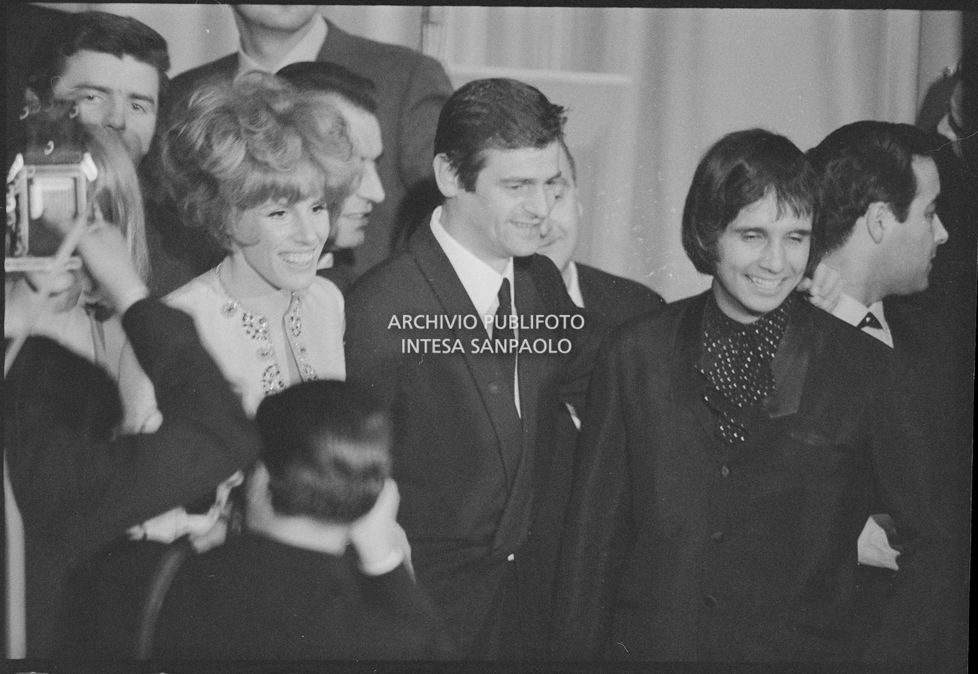 Ornella Vanoni, Sergio Endrigo e Roberto Carlos sul palco del XVIII Festival della canzone italiana di Sanremo per la premiazione