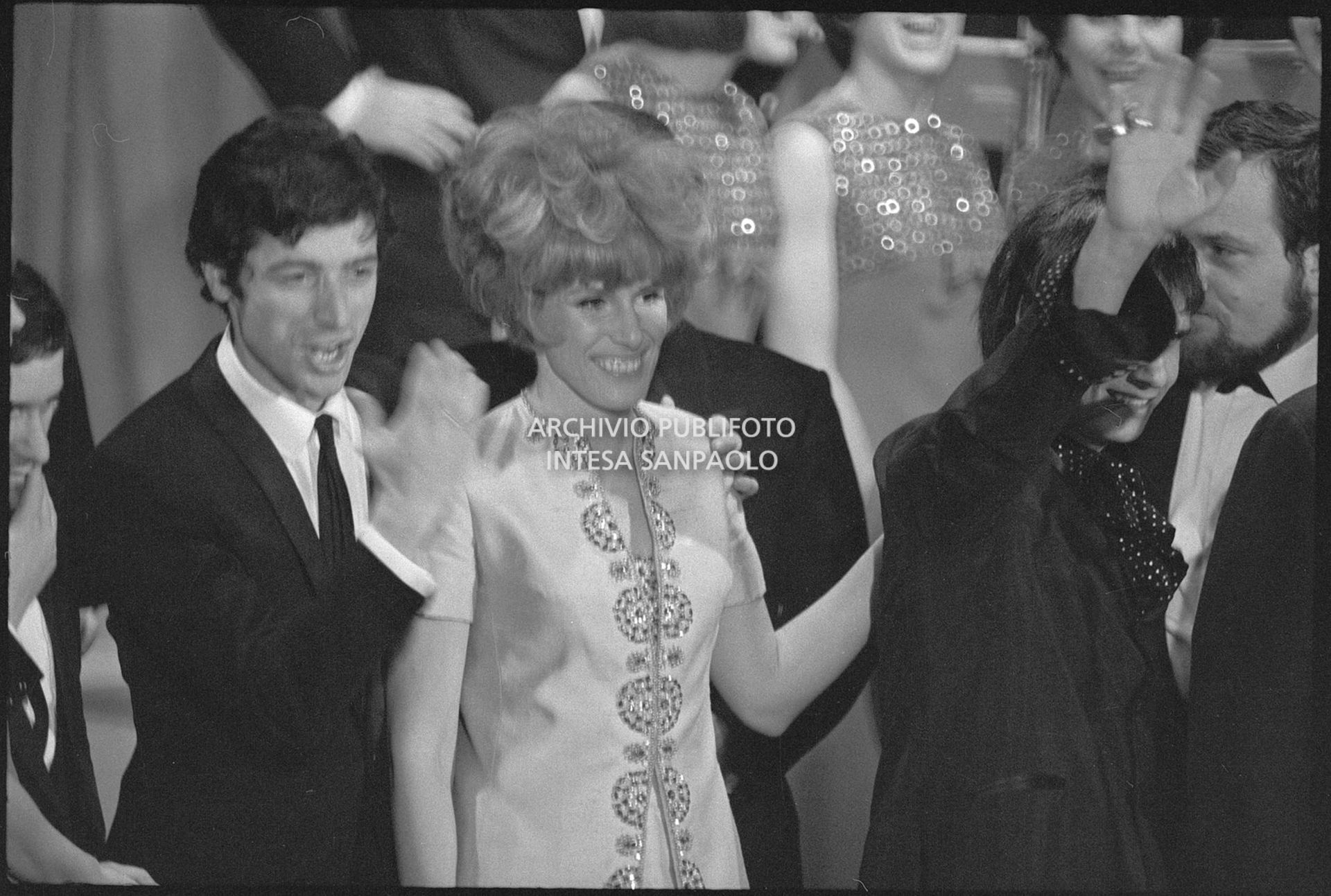 Don Backy, Ornella Vanoni e Roberto Carlos sul palco del XVIII Festival della canzone italiana di Sanremo per la premiazione