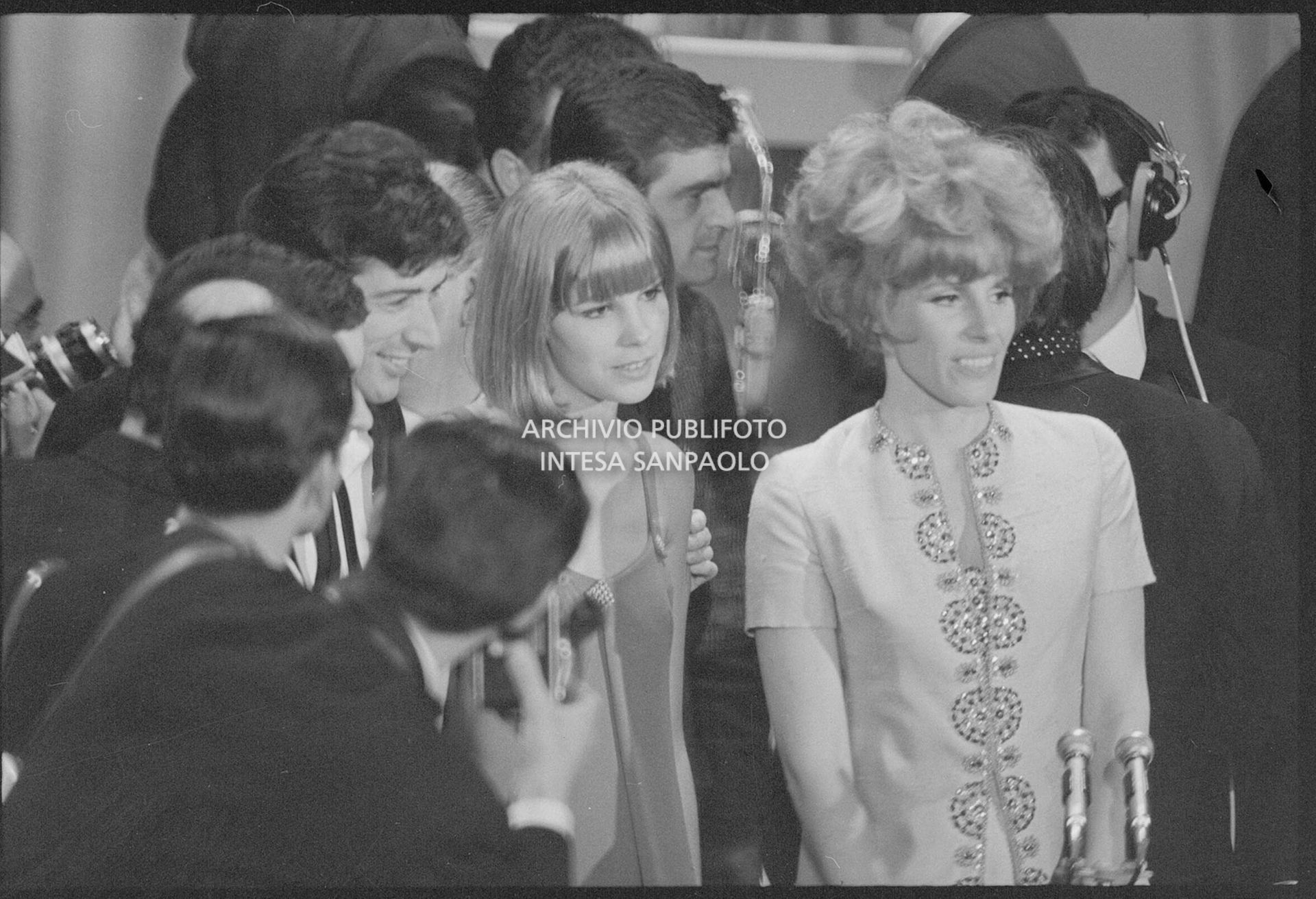 Don Backy, Marisa Sannia e Ornella Vanoni sul palco al XVIII Festival della canzone italiana di Sanremo per la premiazione