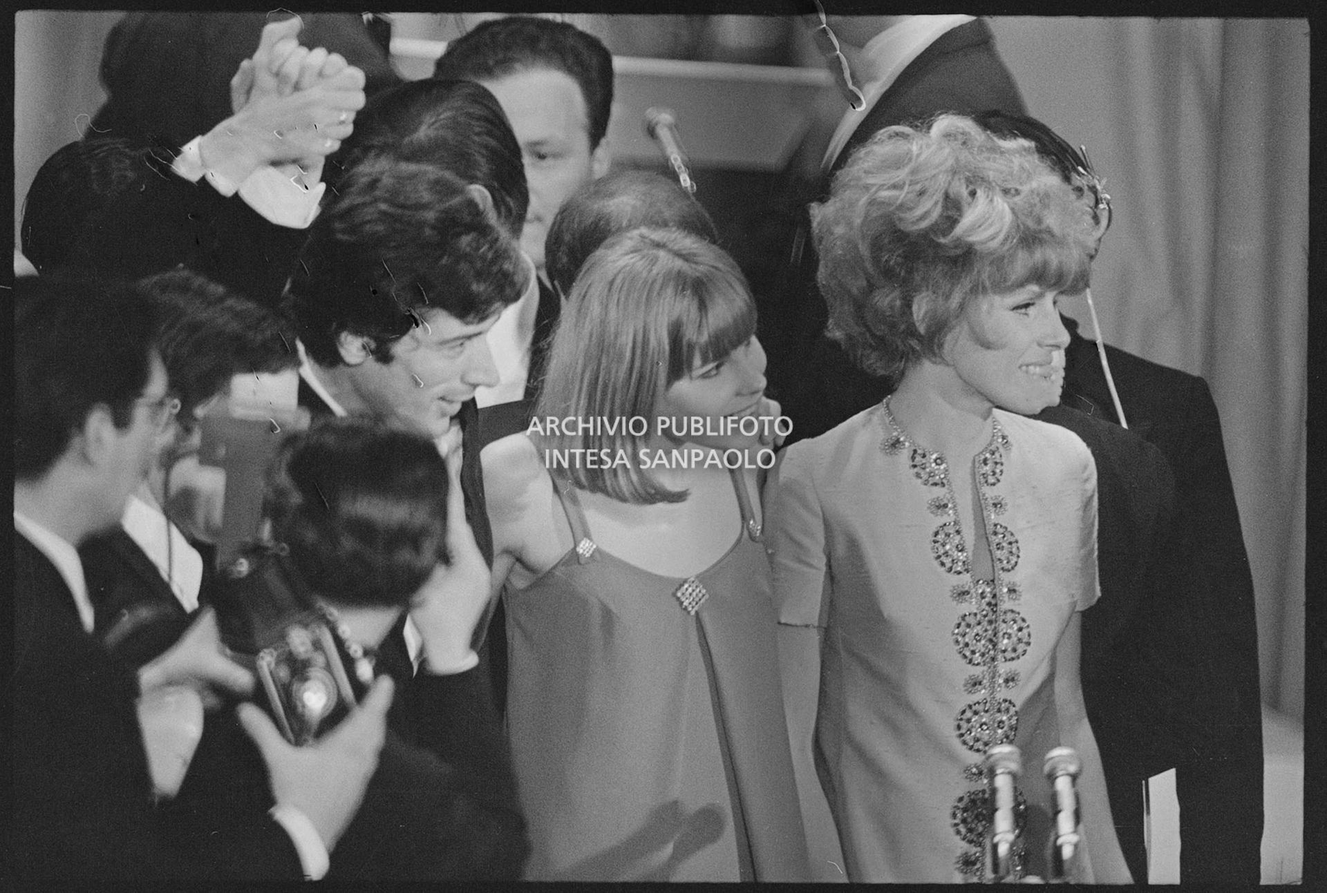 Don Backy, Marisa Sannia e Ornella Vanoni sul palco al XVIII Festival della canzone italiana di Sanremo per la premiazione