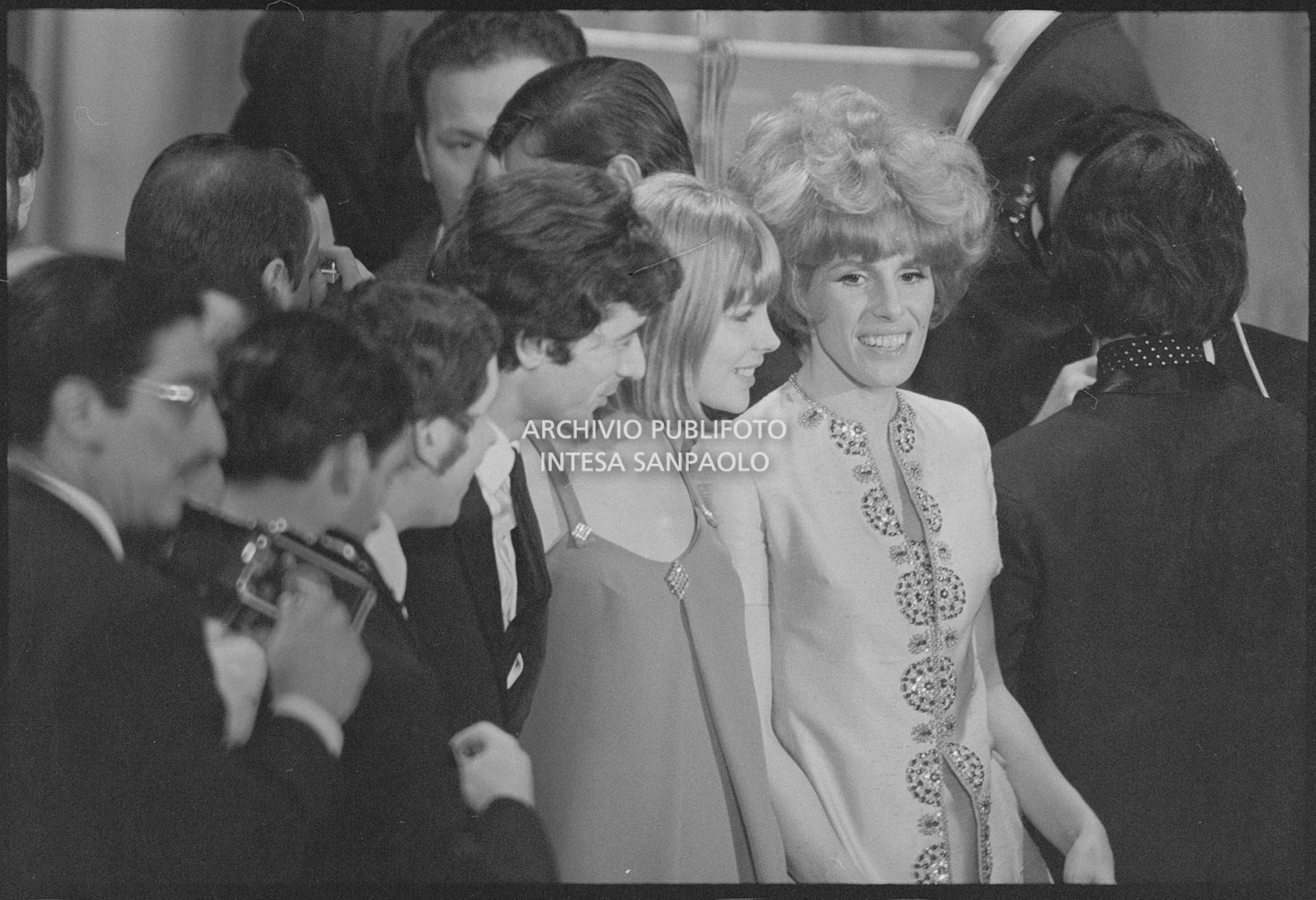 Don Backy, Marisa Sannia e Ornella Vanoni sul palco al XVIII Festival della canzone italiana di Sanremo per la premiazione
