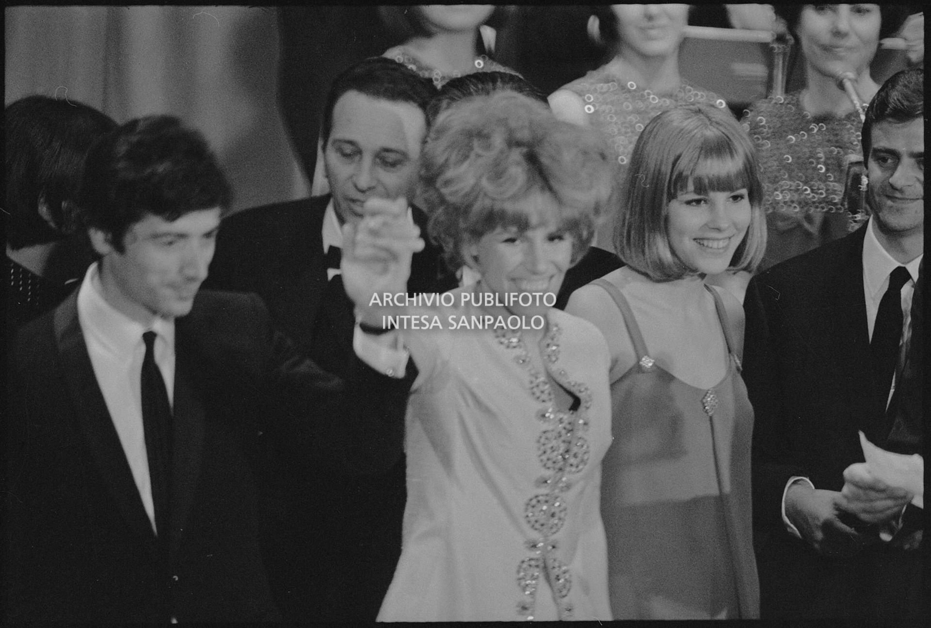 Don Backy, Ornella Vanoni e Marisa Sannia sul palco al XVIII Festival della canzone italiana di Sanremo per la premiazione