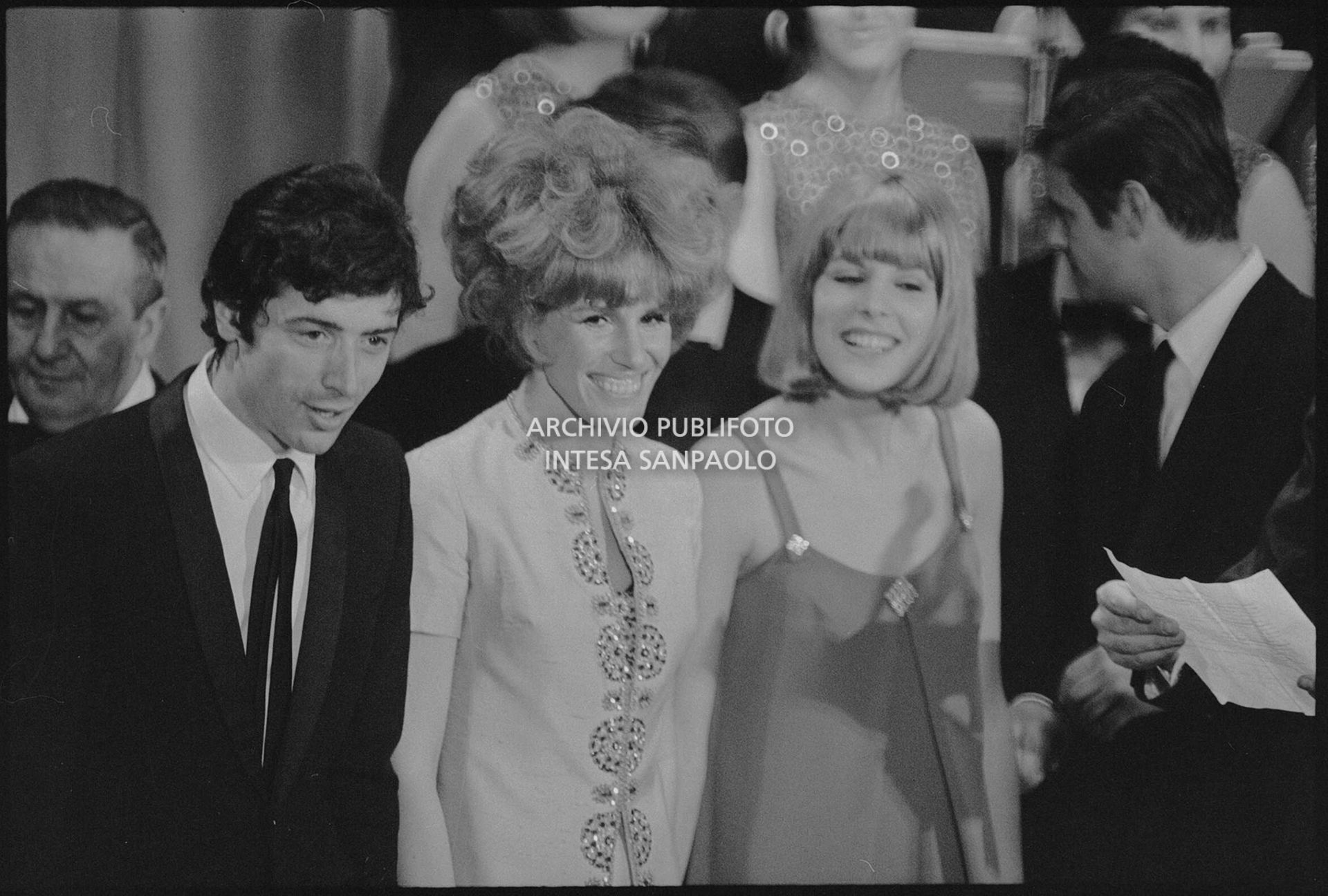 Don Backy, Ornella Vanoni e Marisa Sannia sul palco al XVIII Festival della canzone italiana di Sanremo per la premiazione