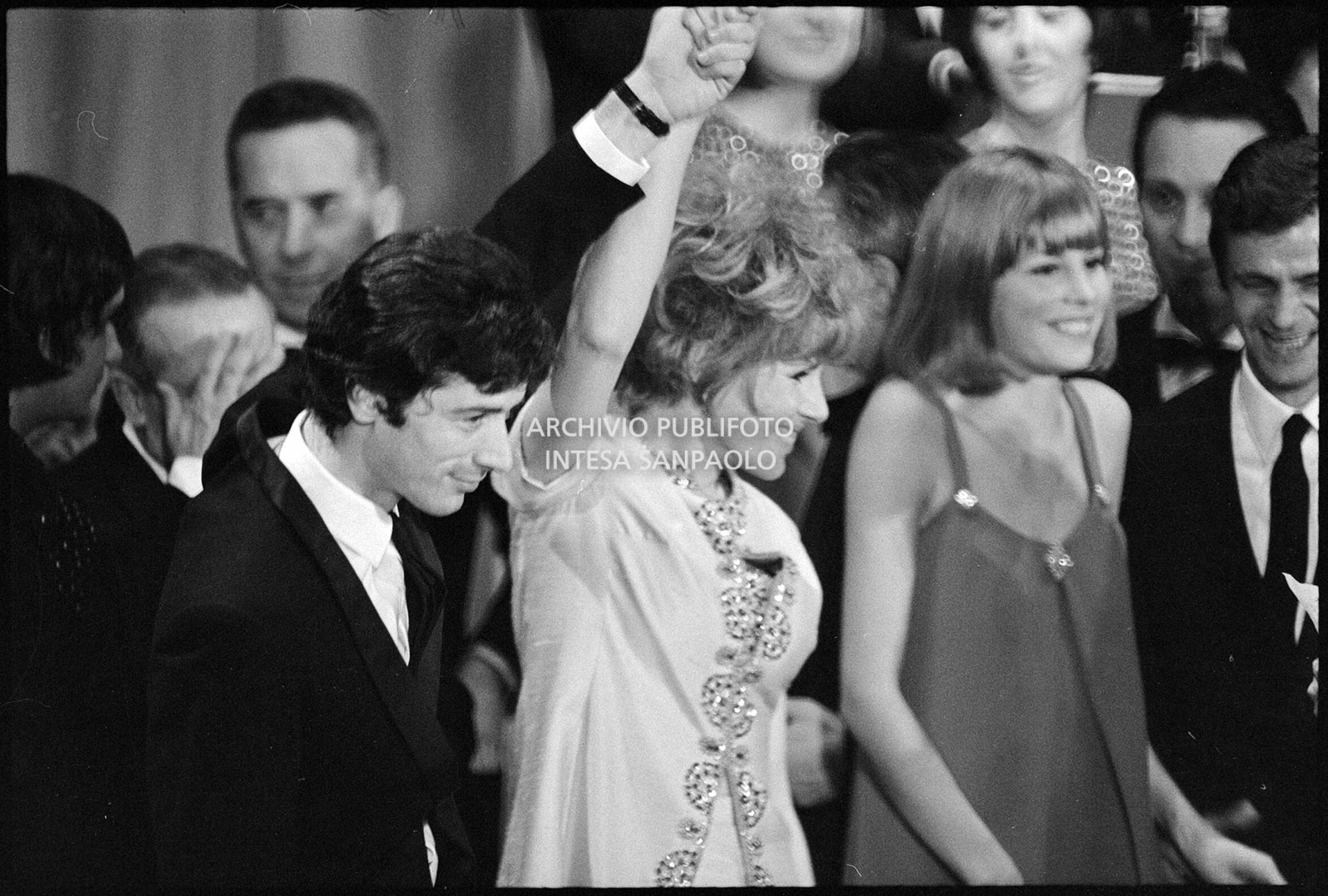 Don Backy, Ornella Vanoni e Marisa Sannia sul palco al XVIII Festival della canzone italiana di Sanremo per la premiazione