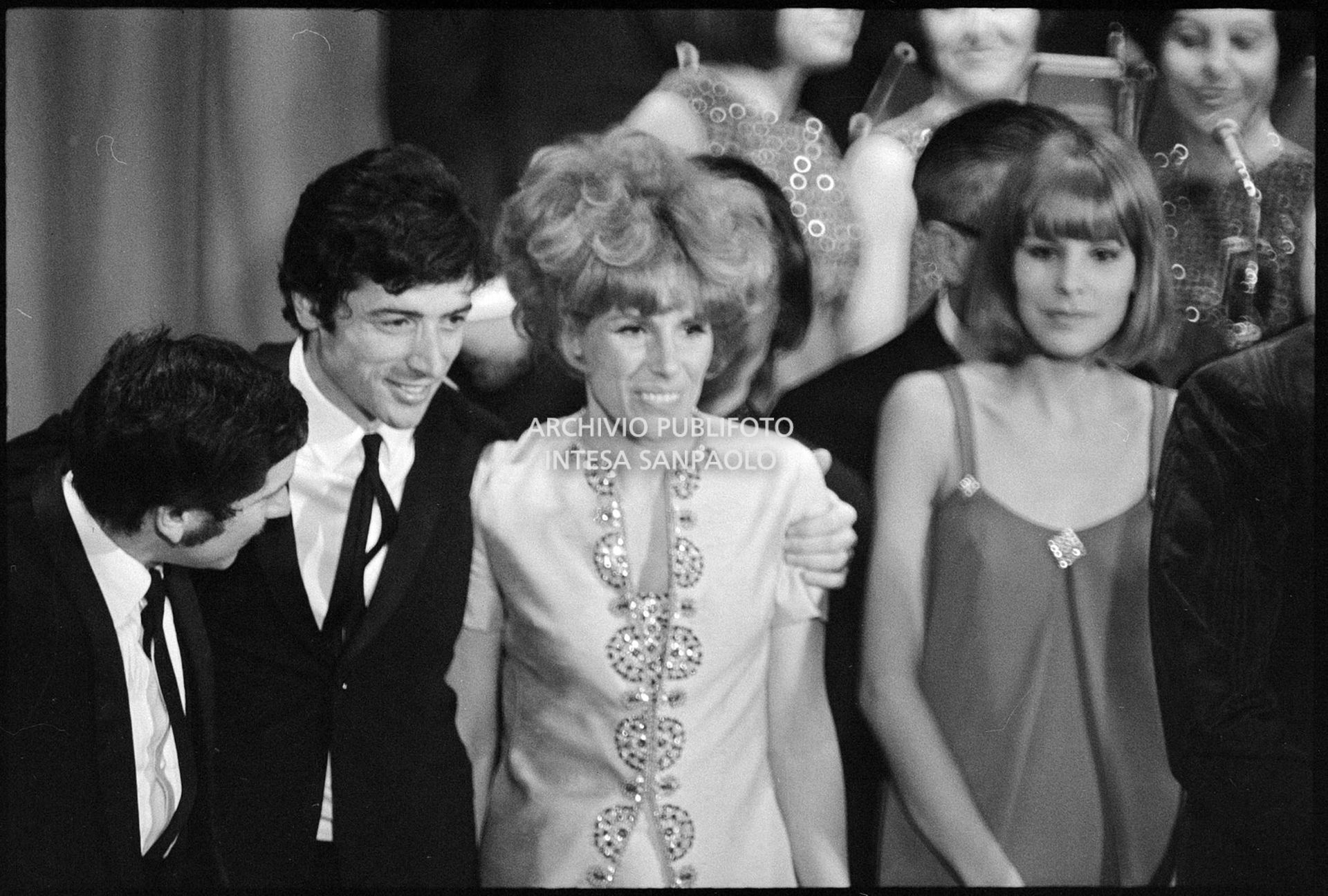 Don Backy, Ornella Vanoni e Marisa Sannia sul palco al XVIII Festival della canzone italiana di Sanremo per la premiazione