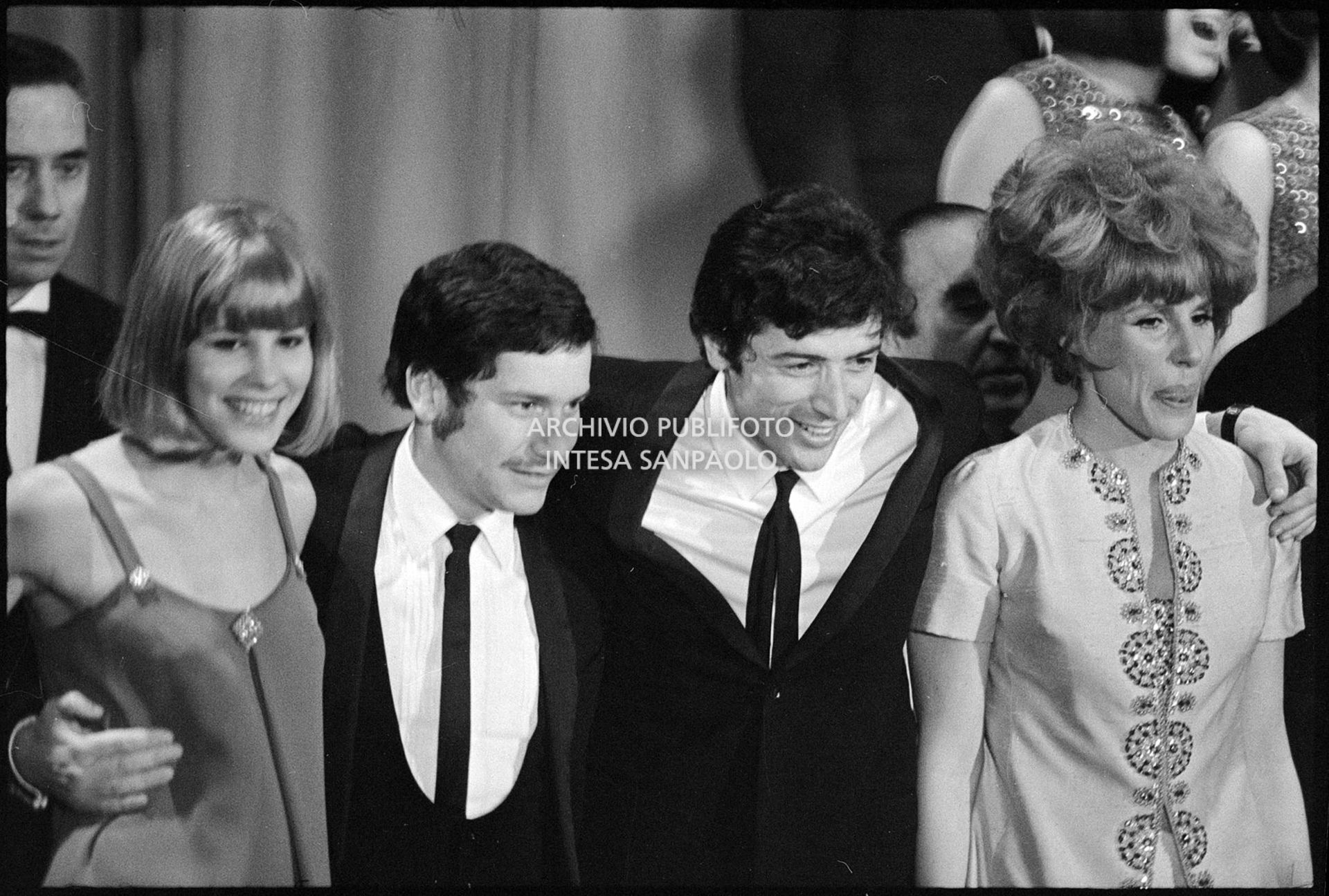 Marisa Sannia, Don Backy e Ornella Vanoni sul palco al XVIII Festival della canzone italiana di Sanremo per la premiazione