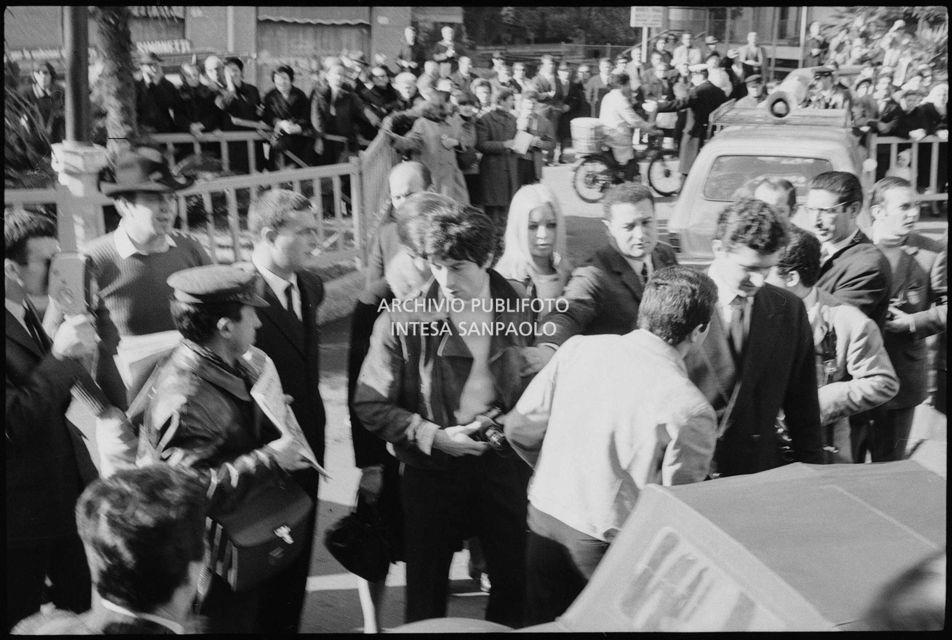 Don Backy all'esterno del Casinò nei giorni del XVIII Festival della canzone italiana di Sanremo