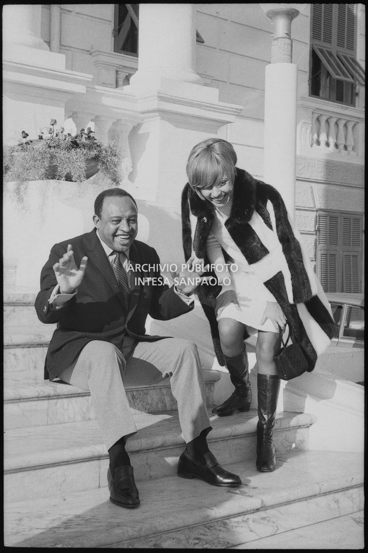 Lionel Hampton e Lara Saint Paul all'esterno del Casinò nei giorni del XVIII Festival della canzone italiana di Sanremo
