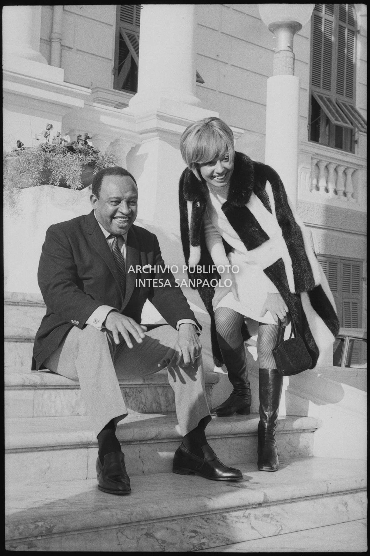 Lionel Hampton e Lara Saint Paul all'esterno del Casinò nei giorni del XVIII Festival della canzone italiana di Sanremo