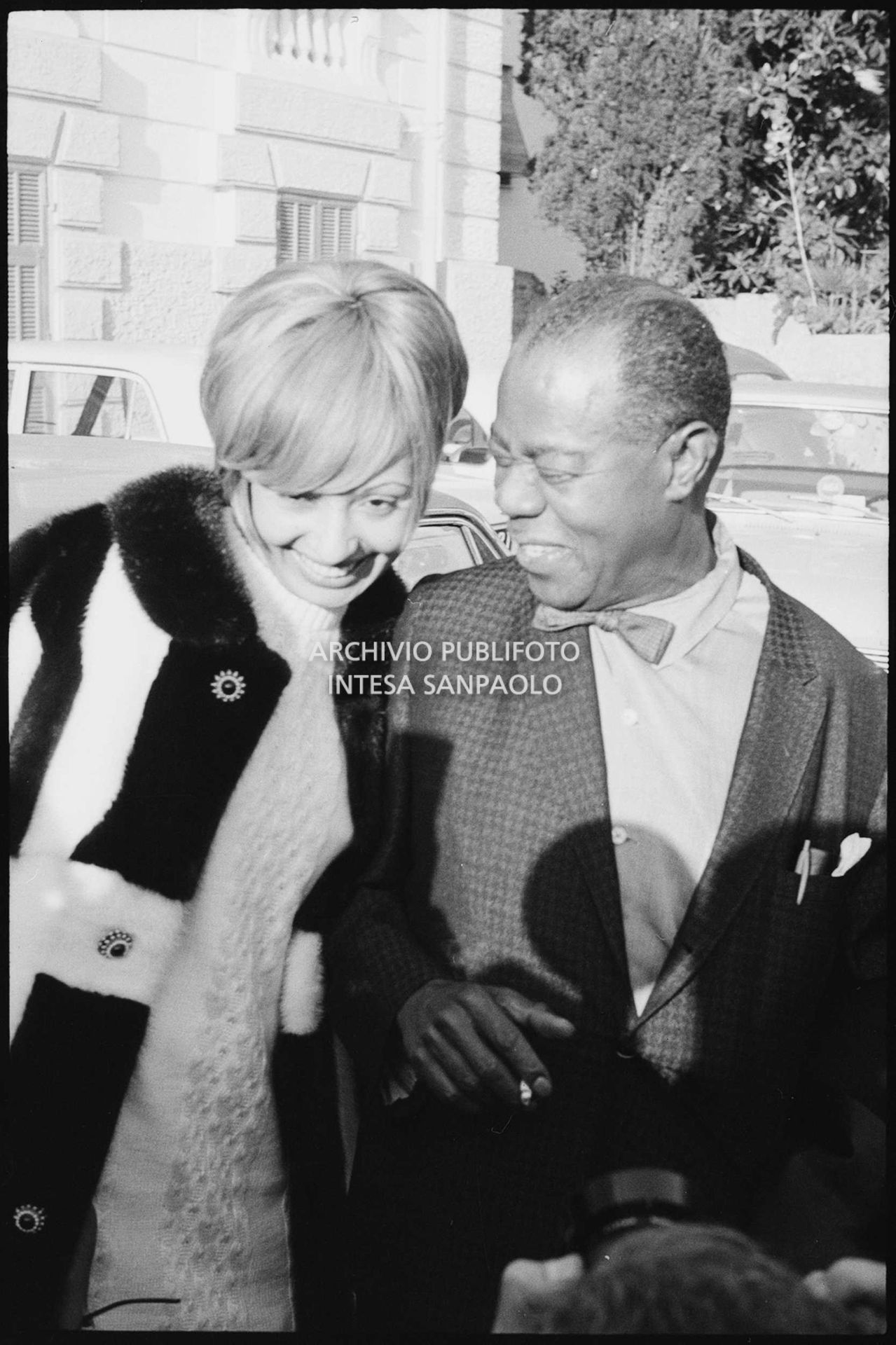 Lara Saint Paul e Louis Armstrong all'esterno del Casinò nei giorni del XVIII Festival della canzone italiana di Sanremo