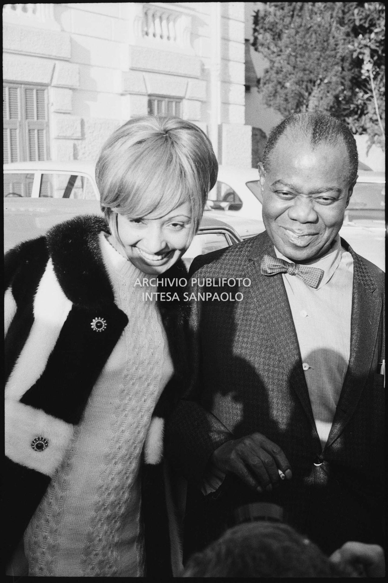 Lara Saint Paul e Louis Armstrong all'esterno del Casinò nei giorni del XVIII Festival della canzone italiana di Sanremo