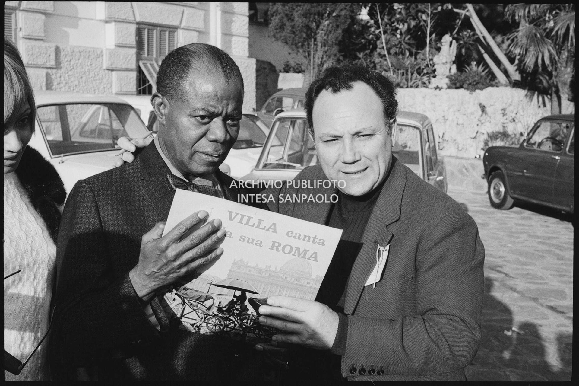 Lara Saint Paul, Louis Armstrong e Claudio Villa all'esterno del Casinò nei giorni del XVIII Festival della canzone italiana di Sanremo