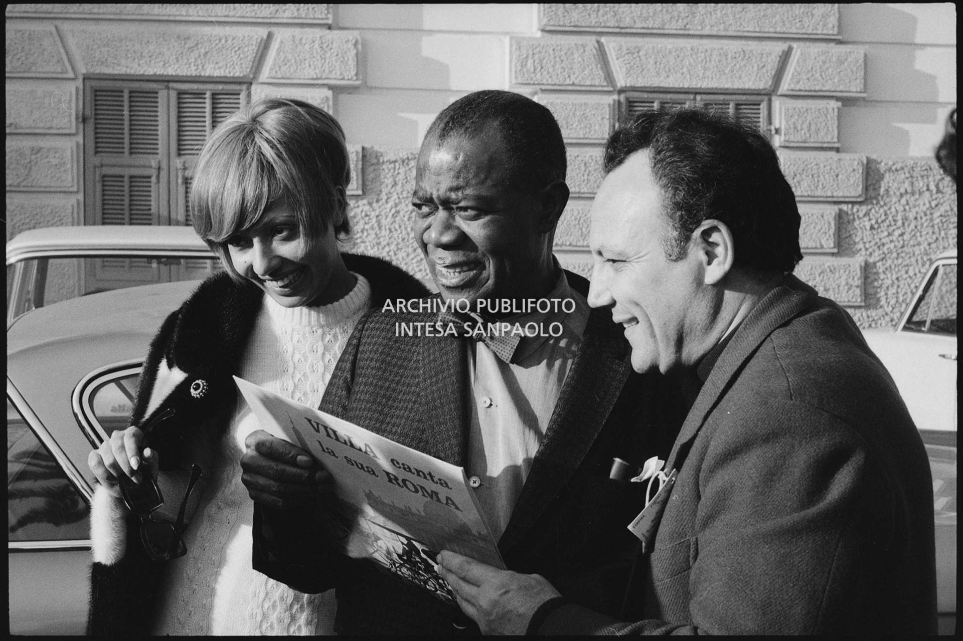 Lara Saint Paul, Louis Armstrong e Claudio Villa all'esterno del Casinò nei giorni del XVIII Festival della canzone italiana di Sanremo