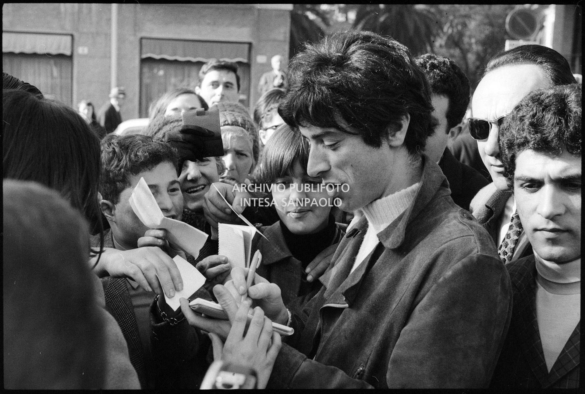Don Backy firma autografi all'esterno del Casinò nei giorni del XVIII Festival della canzone italiana di Sanremo