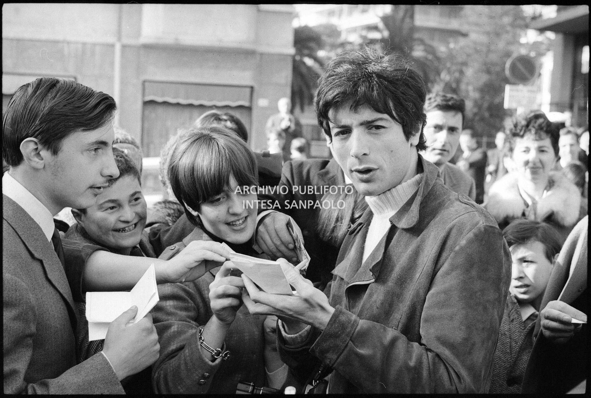 Don Backy firma autografi all'esterno del Casinò nei giorni del XVIII Festival della canzone italiana di Sanremo