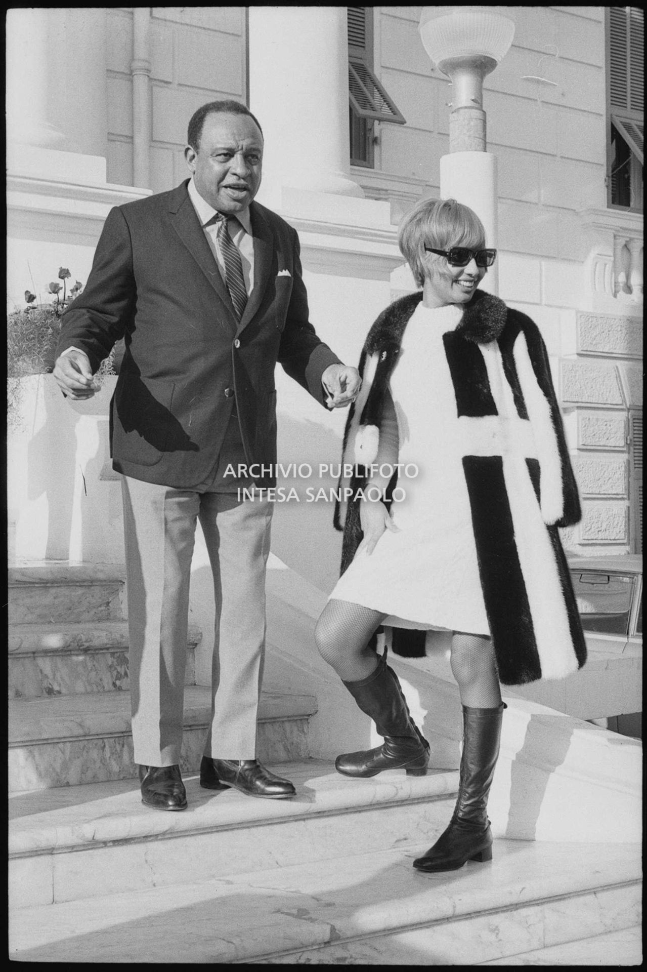 Lionel Hampton e Lara Saint Paul all'esterno del Casinò nei giorni del XVIII Festival della canzone italiana di Sanremo