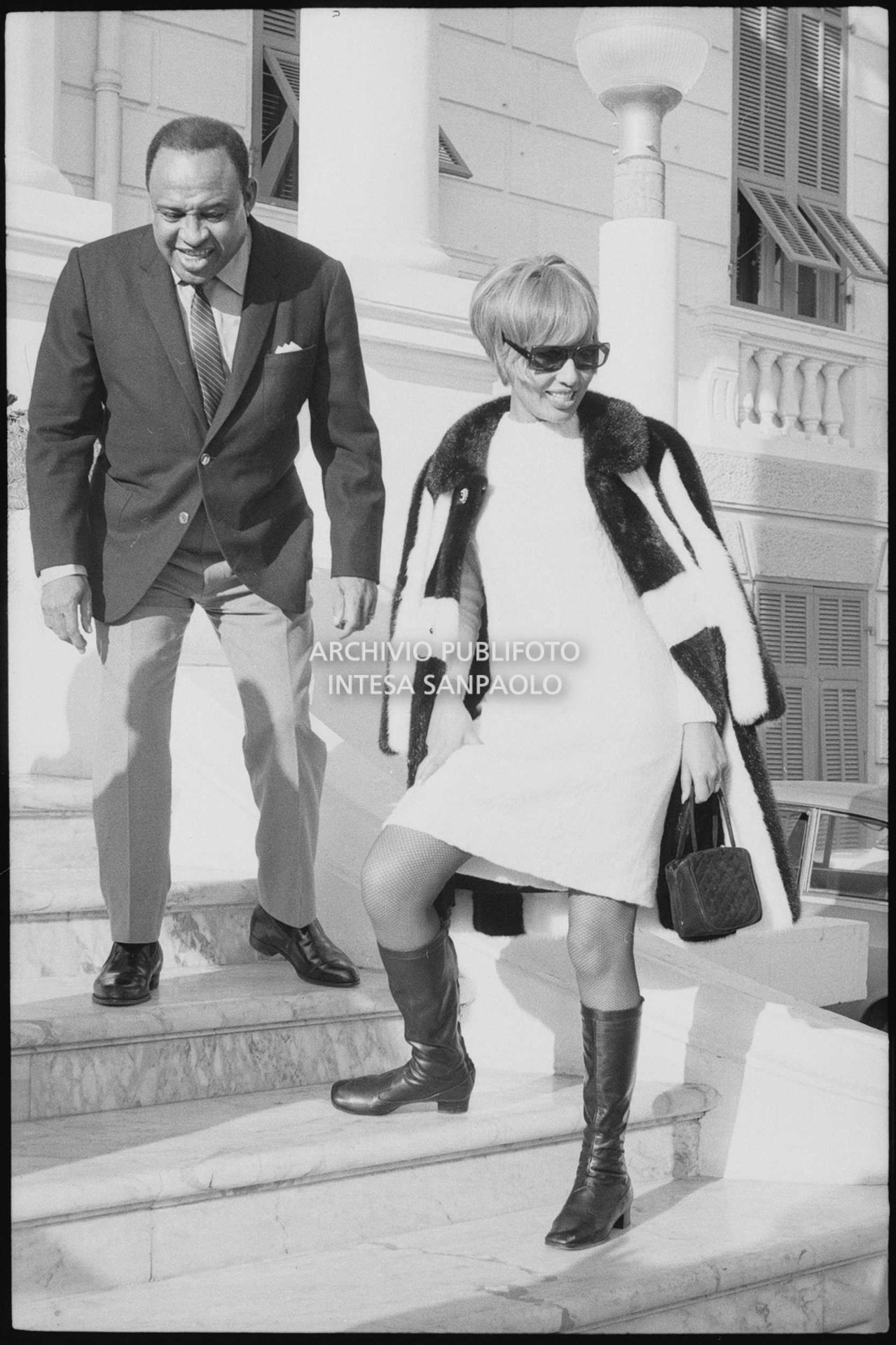 Lionel Hampton e Lara Saint Paul all'esterno del Casinò nei giorni del XVIII Festival della canzone italiana di Sanremo