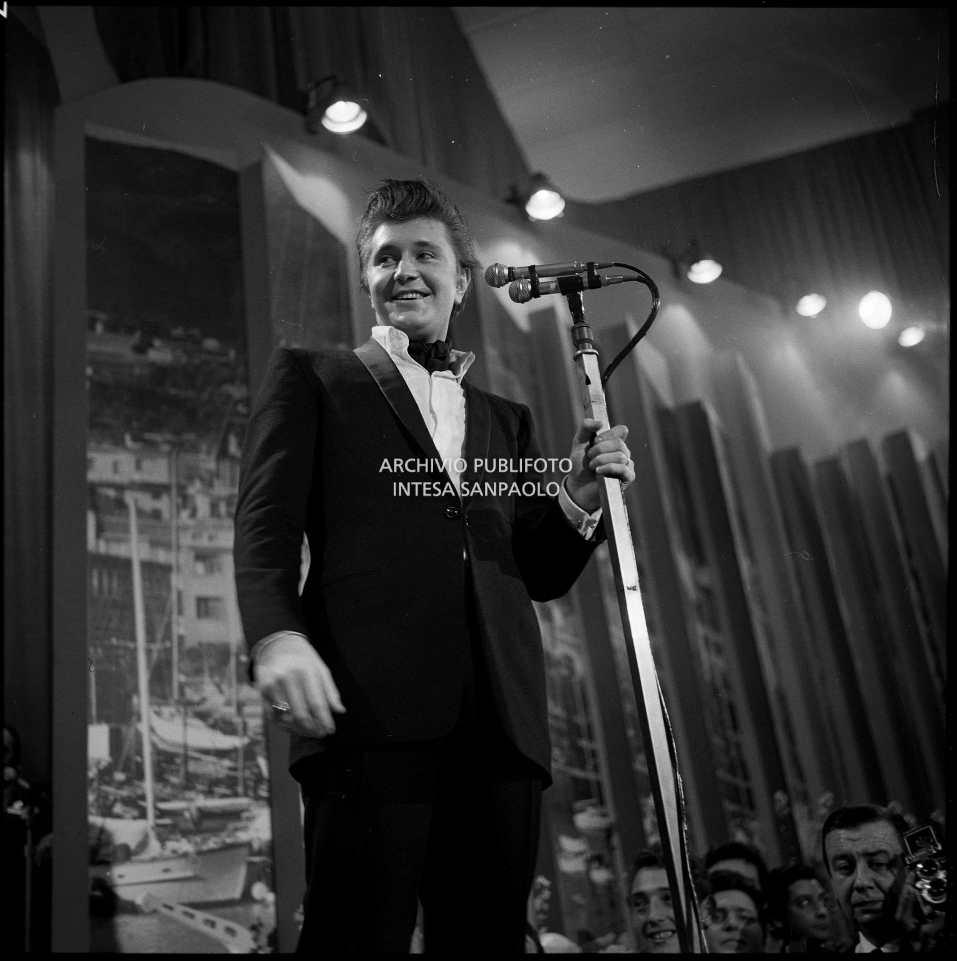 Bobby Solo sul palco del Salone delle feste del Casinò municipale in occasione del XIX Festival di Sanremo