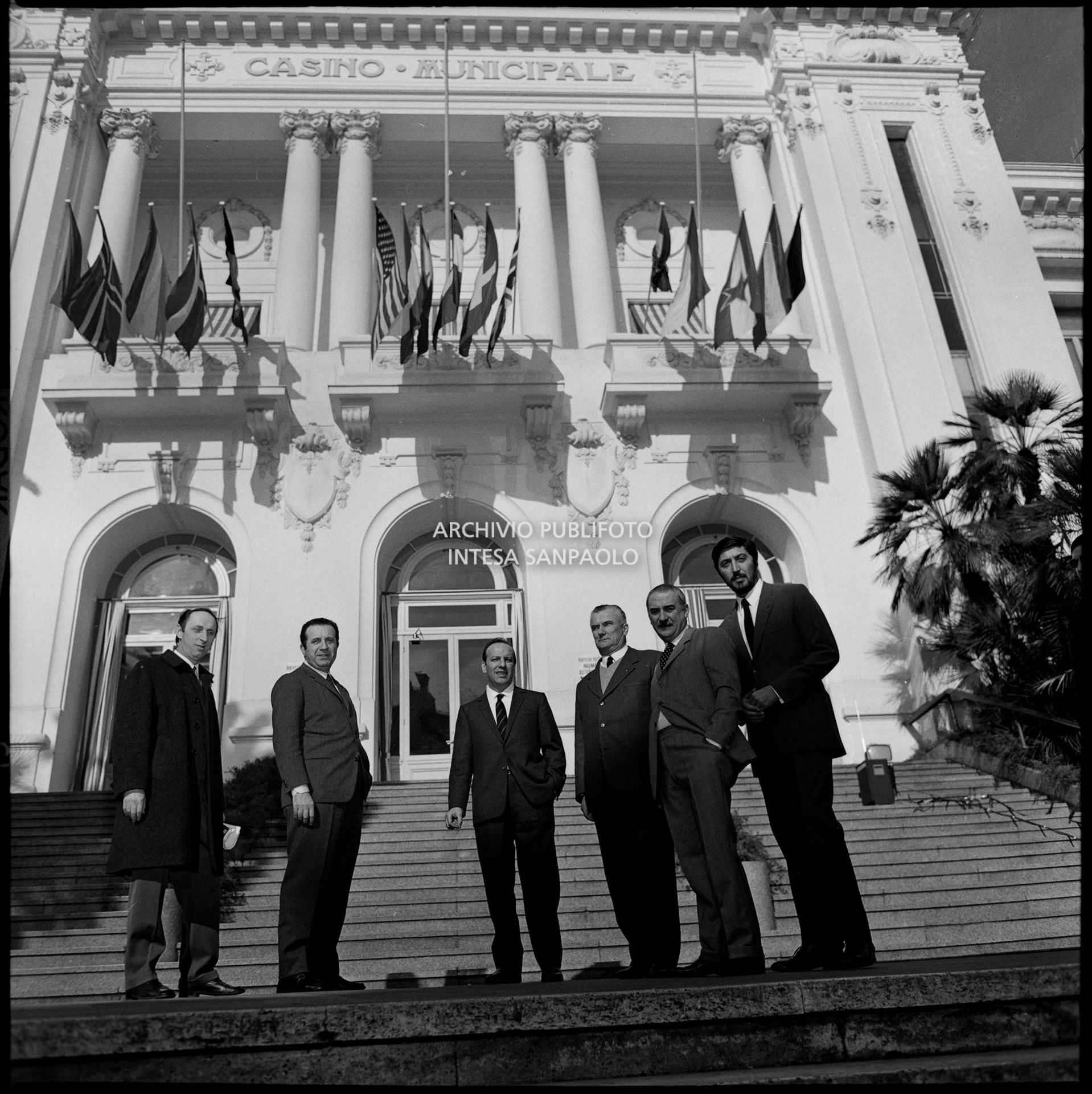 Ezio Radaelli, tra gli altri, in posa davanti al Casinò municipale nei giorni del XIX Festival di Sanremo