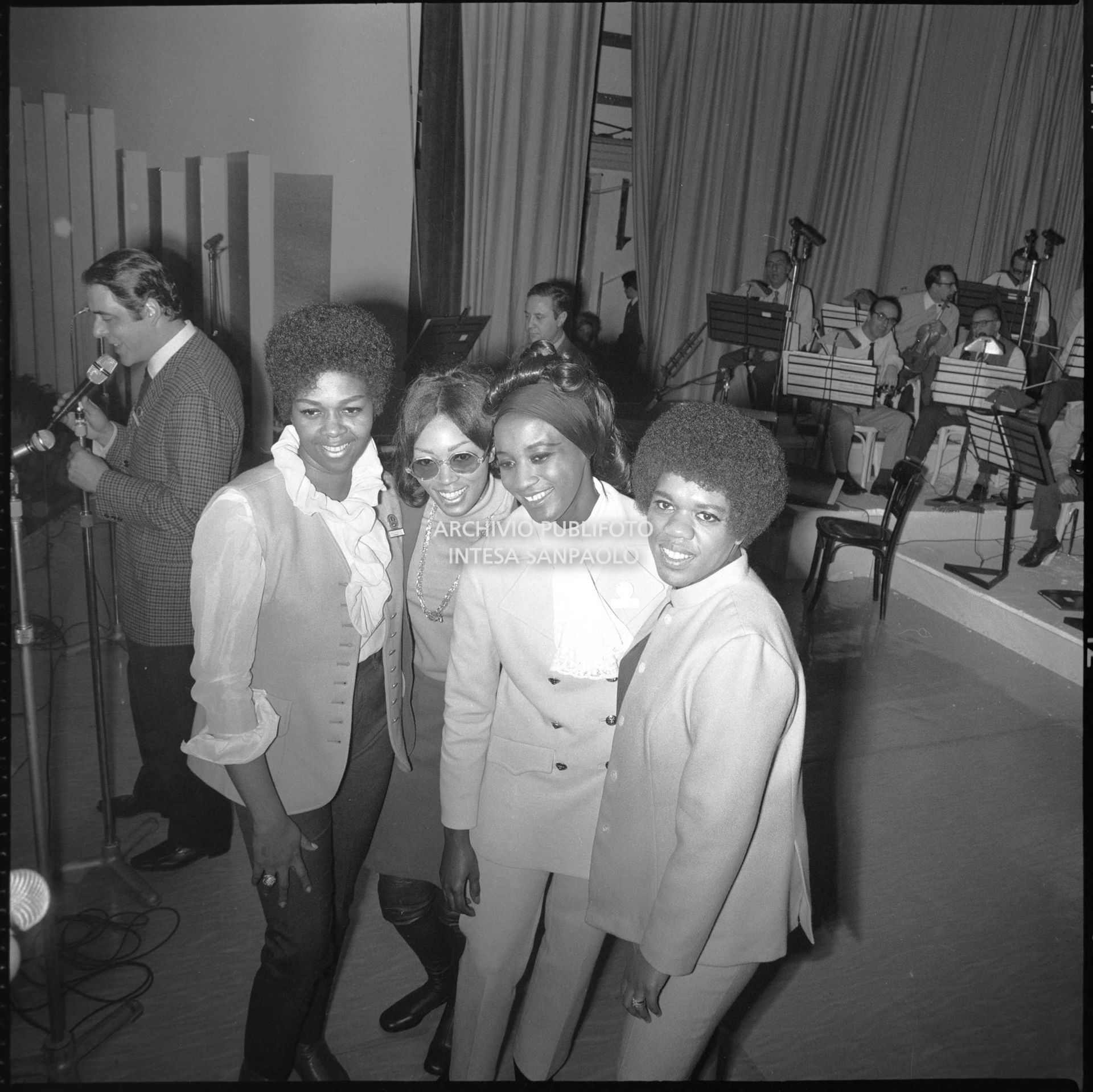 Il quartetto The Sweet Inspirations ritratto in teatro nei giorni del XIX Festival di Sanremo