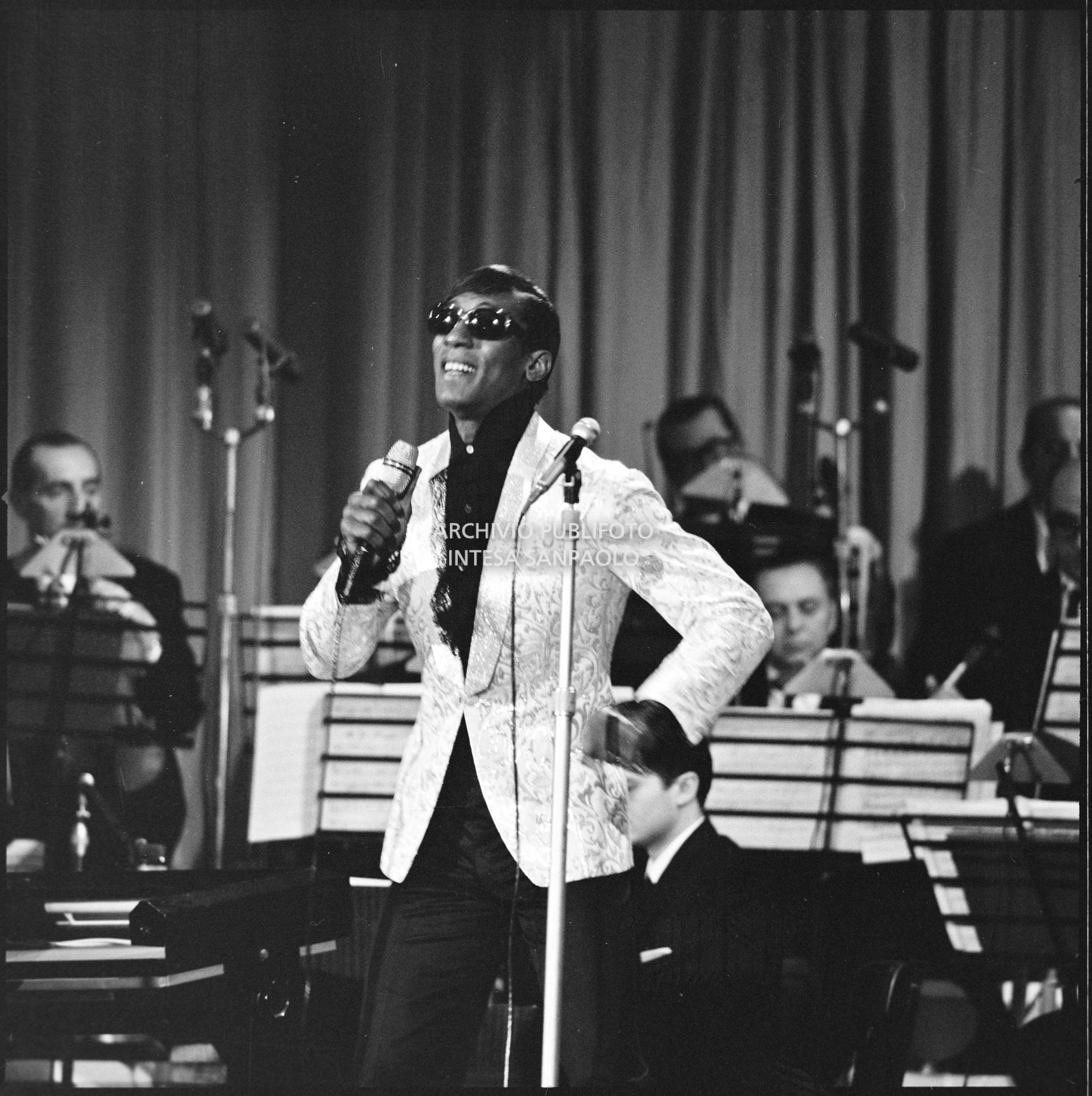 Rocky Roberts si esibisce sul palco del Salone delle feste del Casinò municipale al XIX Festival di Sanremo