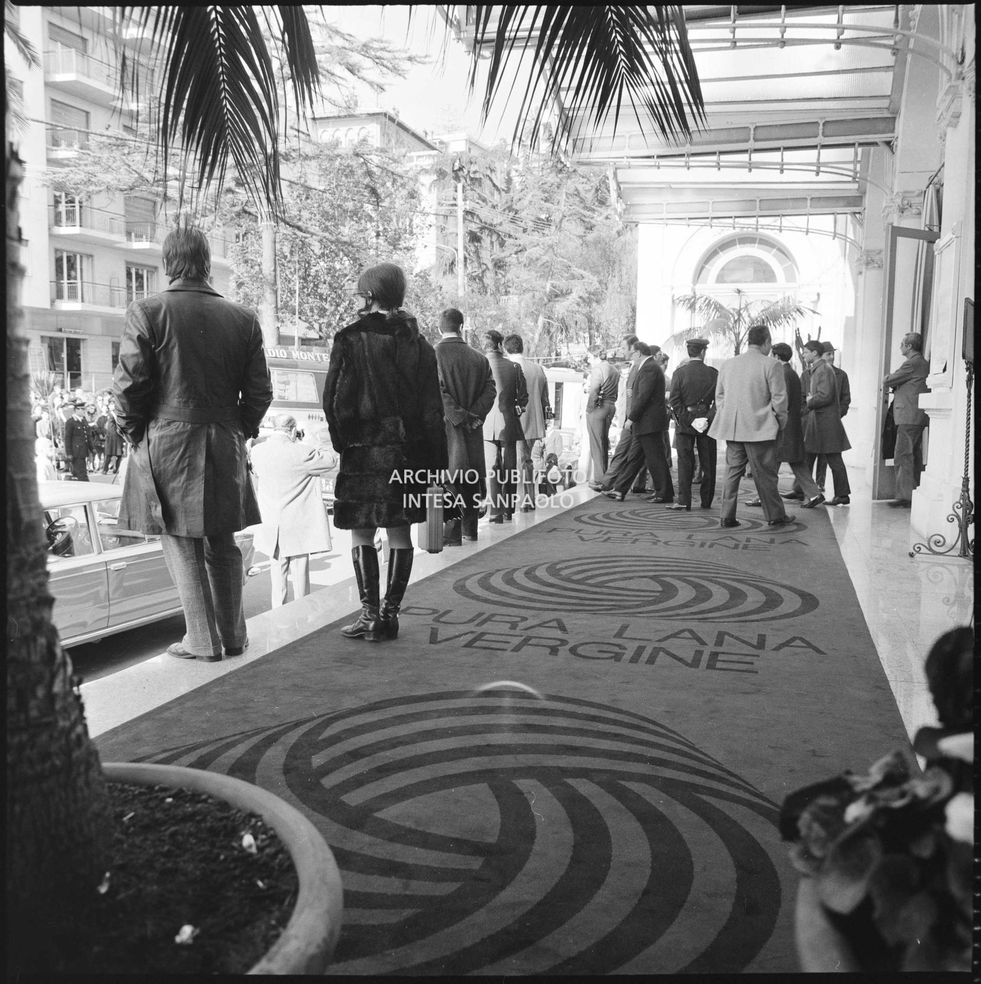 Tappeto con il logo della Pura Lana Vergine all'ingresso del Casinò di Sanremo