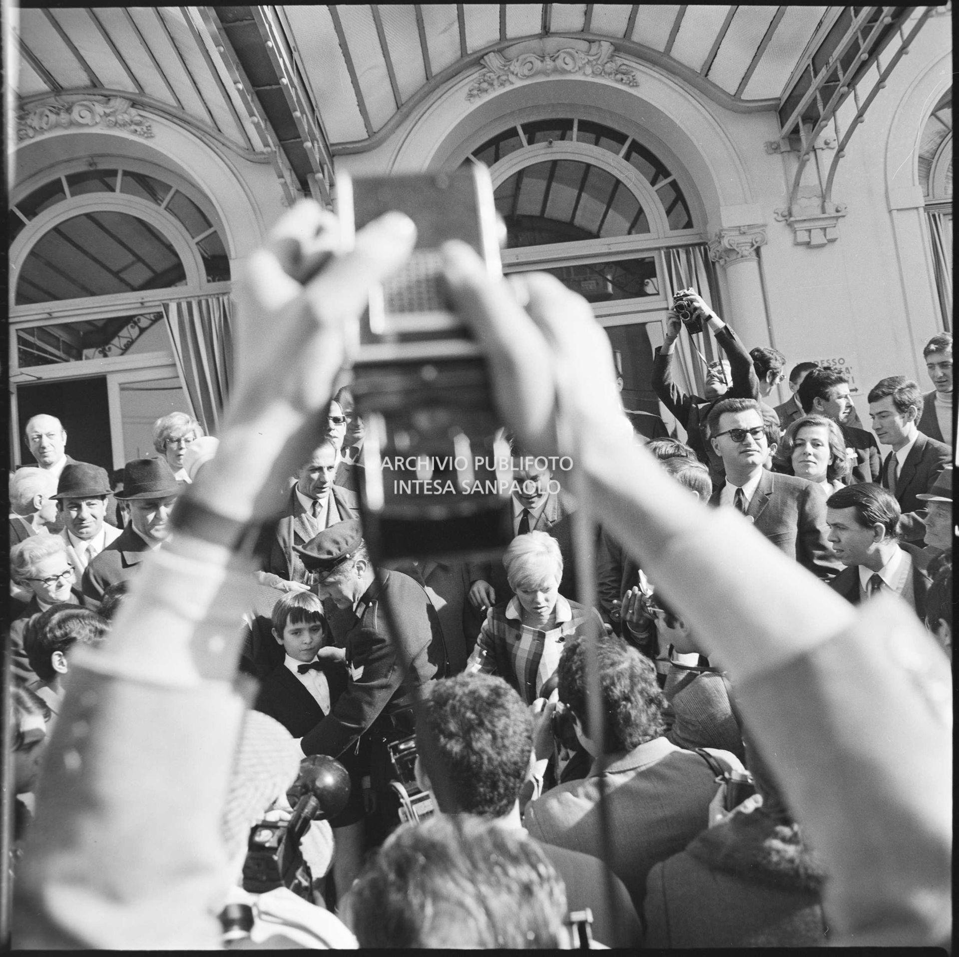 Rita Pavone davanti al Casinò di Sanremo presa d'assalto dai fotografi e dai fan in occasione del XIX Festival della canzone italiana