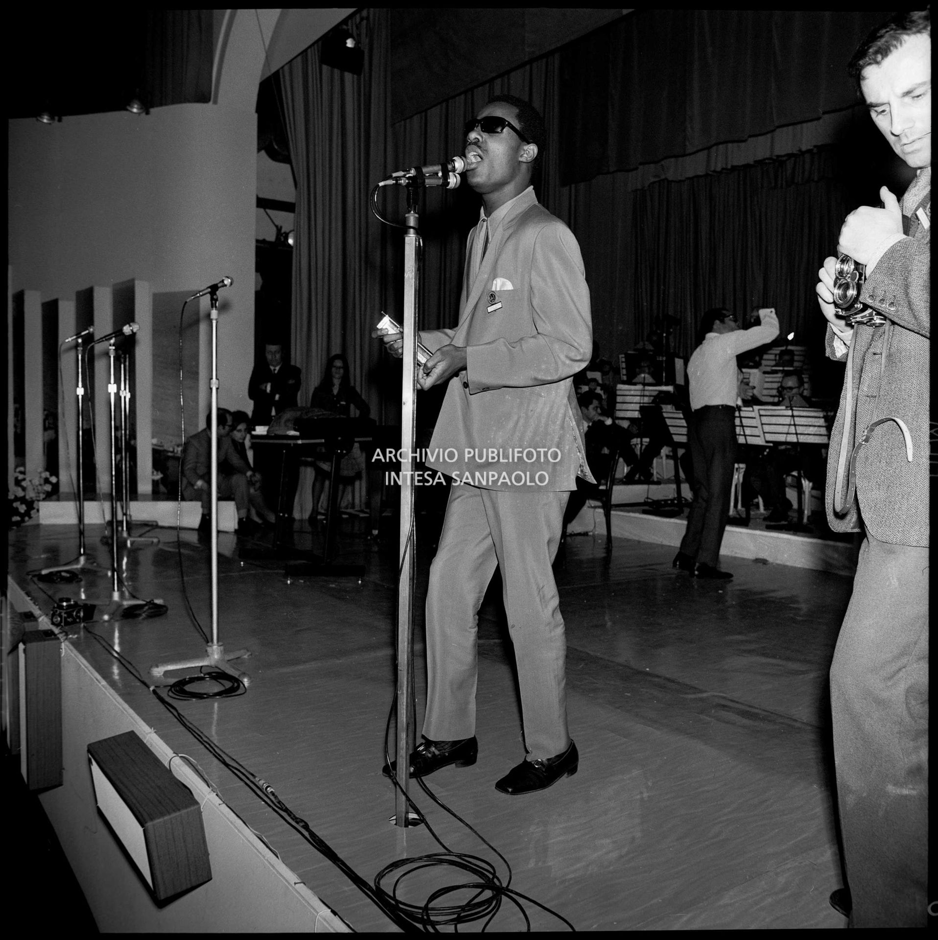 Stevie Wonder sul palco del Salone delle feste del Casinò municipale durante le prove del XIX Festival di Sanremo