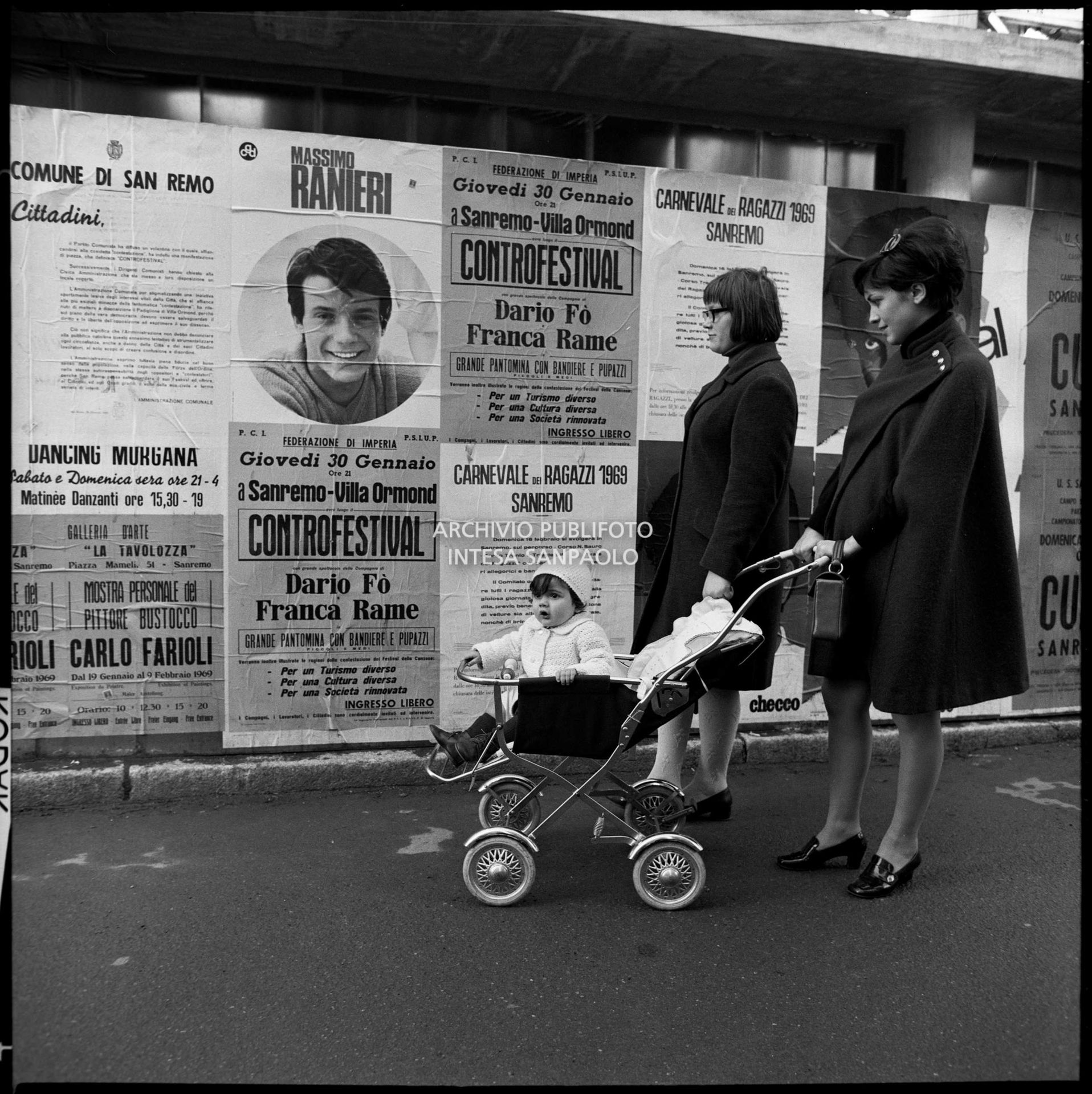 Manifesti, affissi per le strade di Sanremo, che promuovono il Controfestival di Dario Fo e Franca Rame che si terrà il 30 gennaio, negli stessi giorni del Festival della canzone italiana