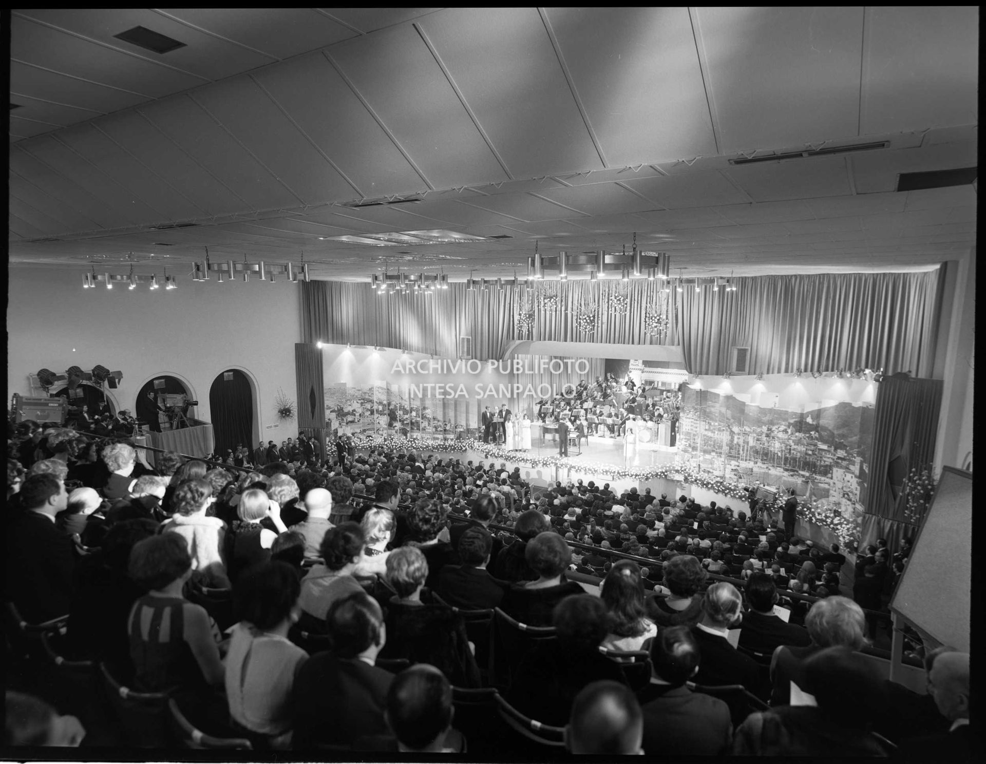 Pubblico in platea al Salone delle feste del Casinò municipale assiste al XIX Festival di Sanremo