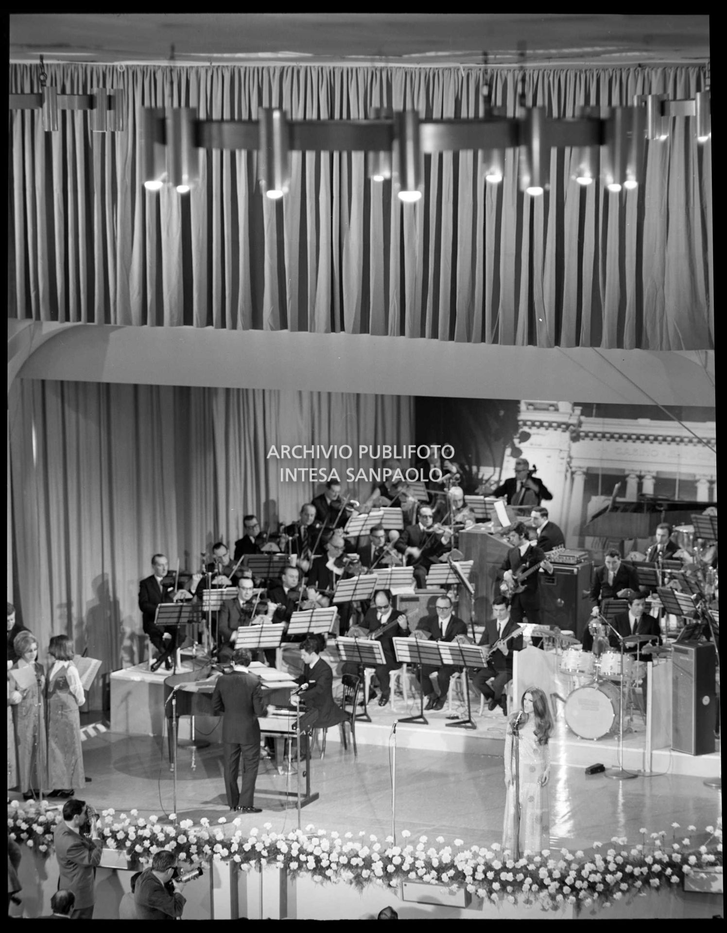 Particolare dell'orchestra XIX Festival di Sanremo, sul palco del Salone delle feste del Casinò municipale, che accompagna l'esibizione di Milva