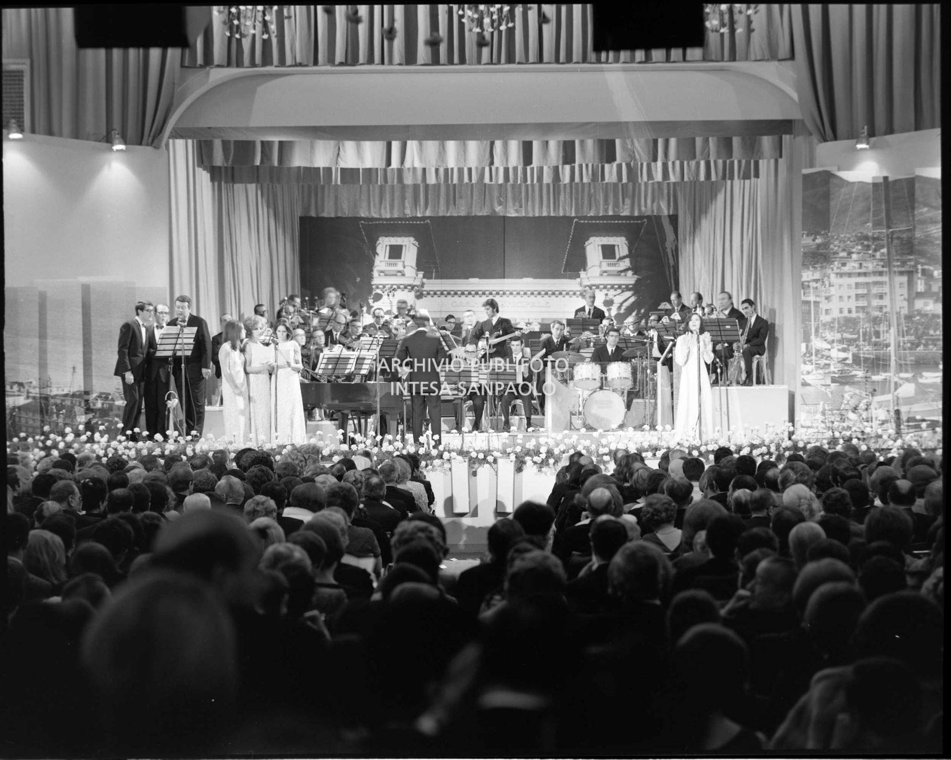 Il palco del Salone delle feste del Casinò municipale in occasione dell'esibizione di Rosanna Fratello al XIX Festival di Sanremo