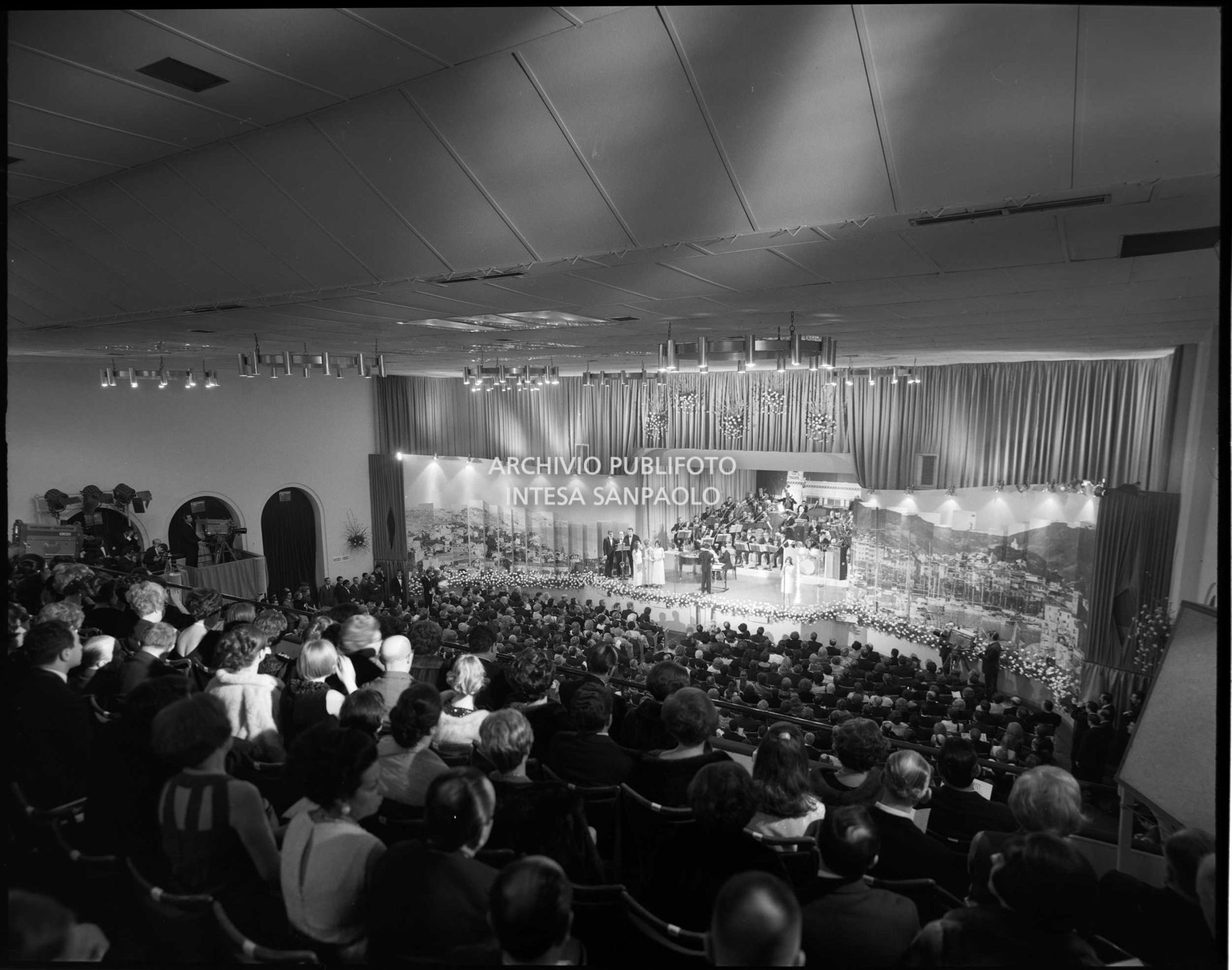 Ripresa dalla galleria del pubblico al Salone delle feste del Casinò municipale in occasione del XIX Festival di Sanremo