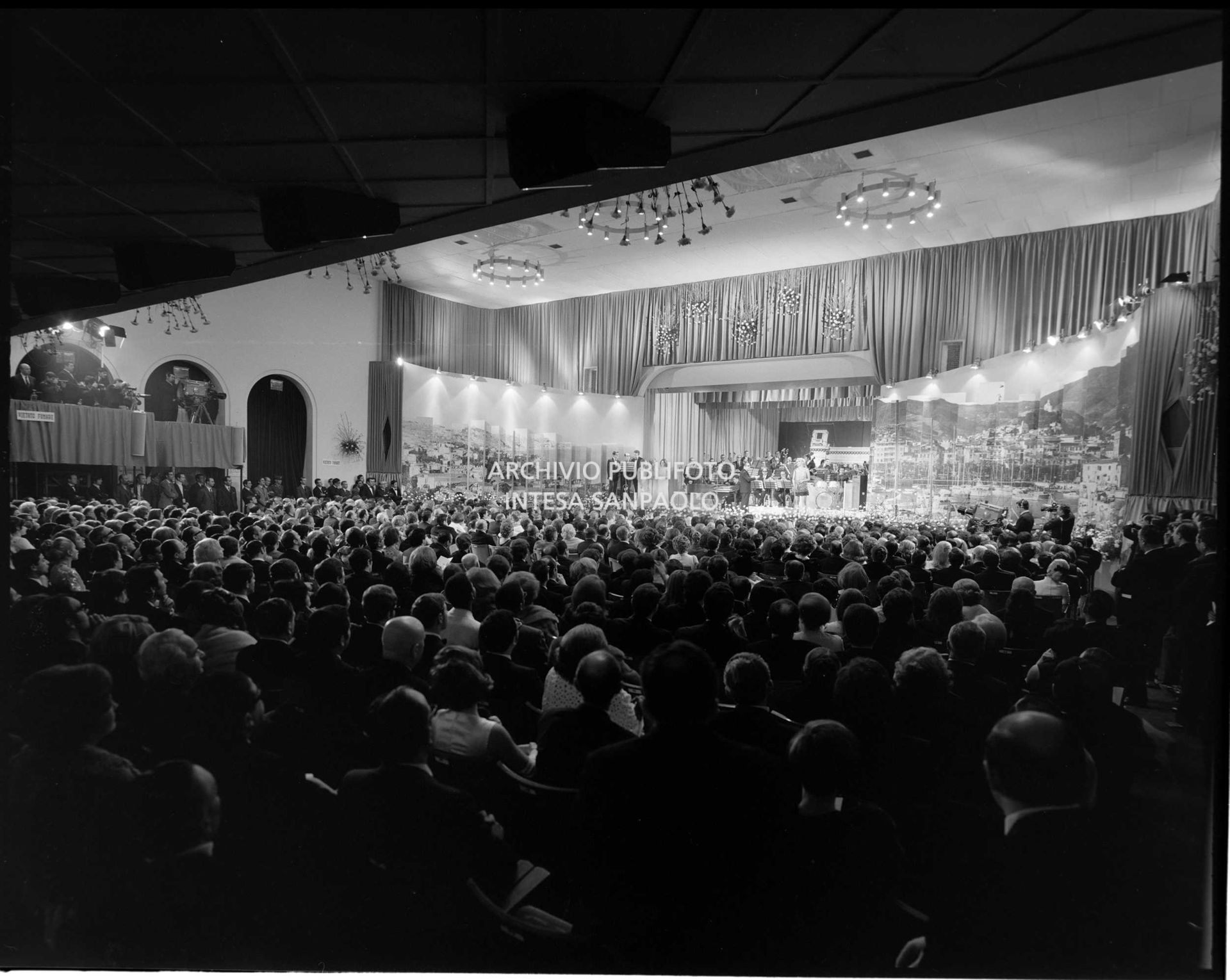 Pubblico in platea al Salone delle feste del Casinò municipale in occasione del XIX Festival di Sanremo