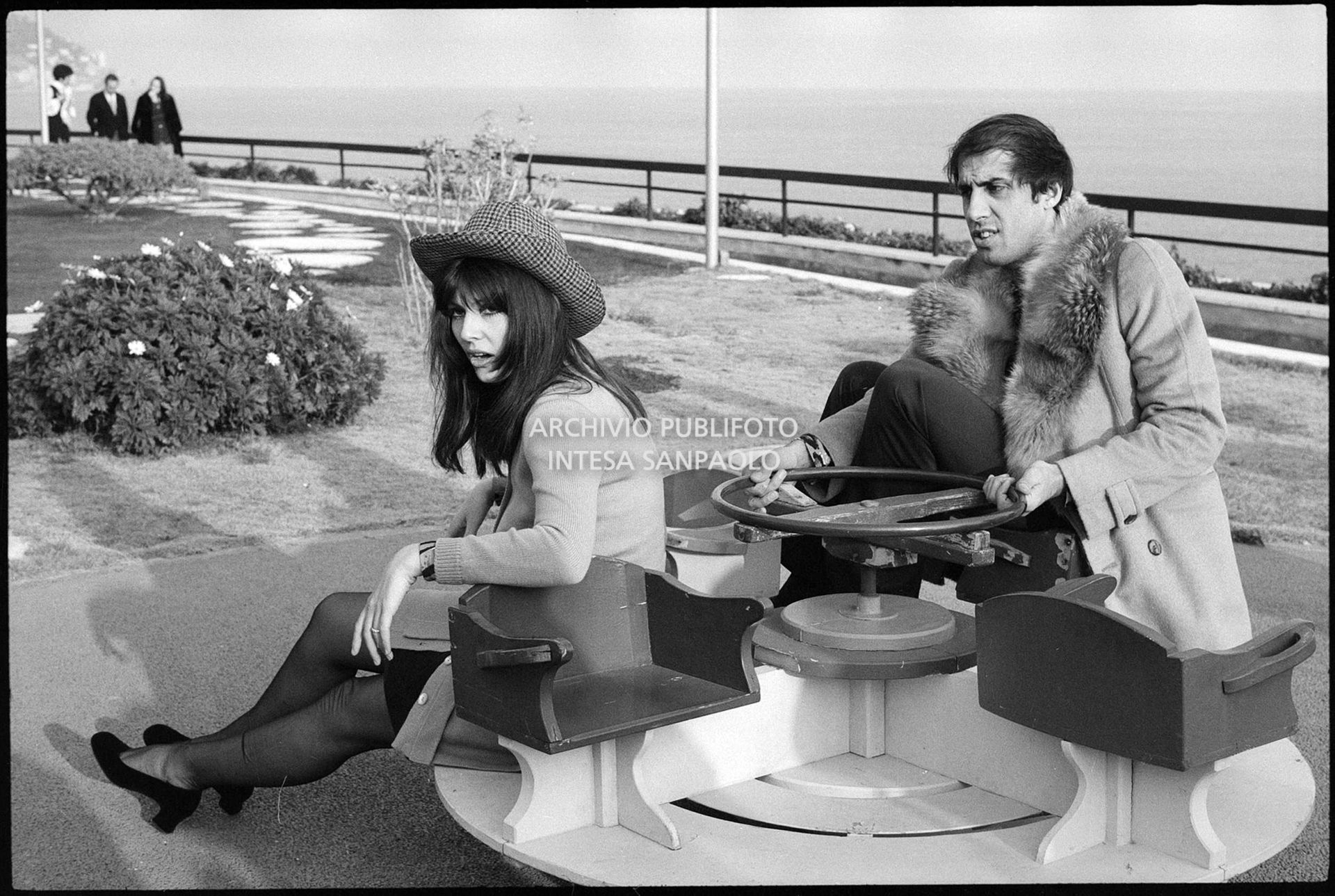 Claudia Mori e Adriano Celentano ritratti sul lungomare di Sanremo nella giornata finale del XX Festival