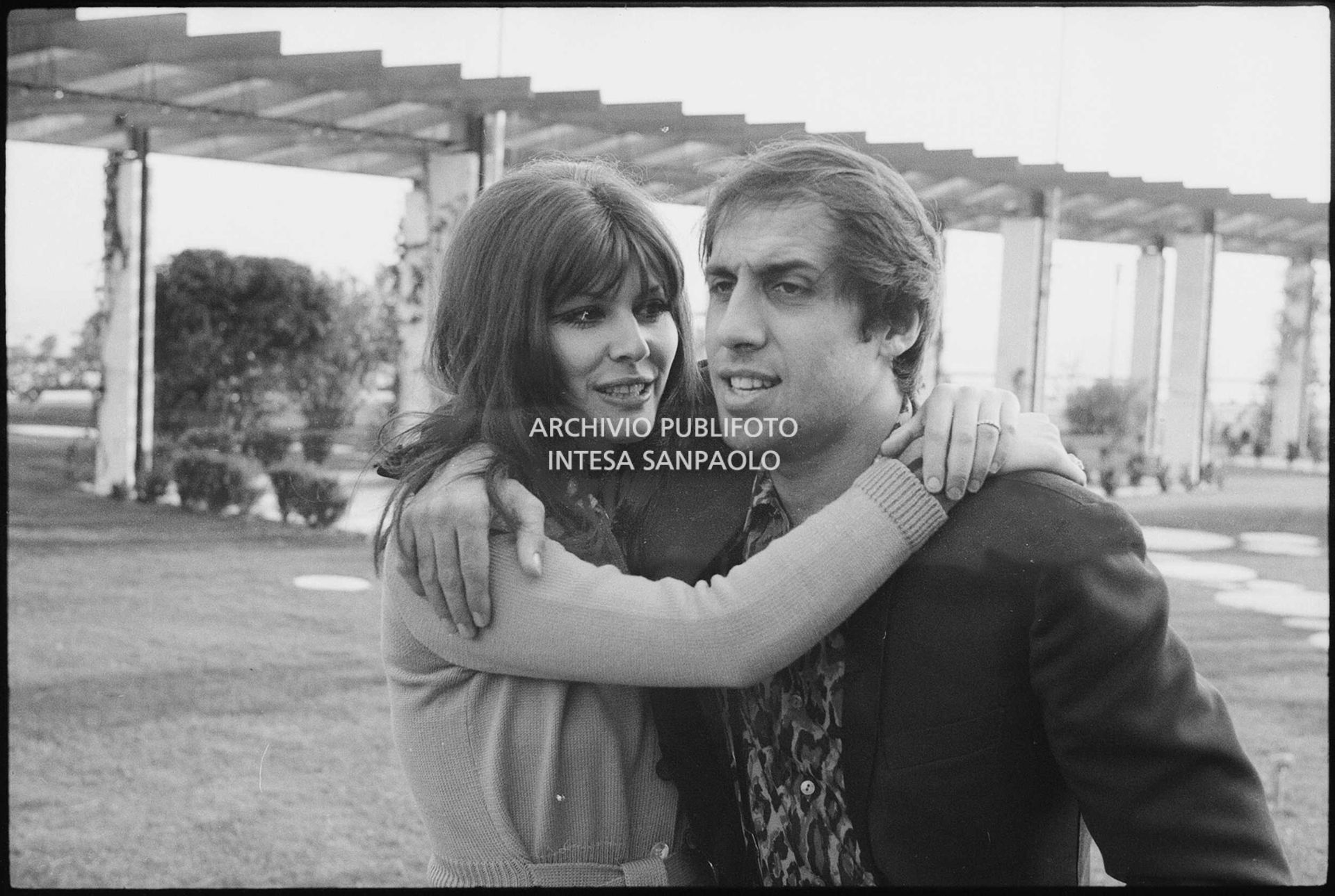 Claudia Mori e Adriano Celentano ritratti sul lungomare di Sanremo nella giornata finale del XX Festival