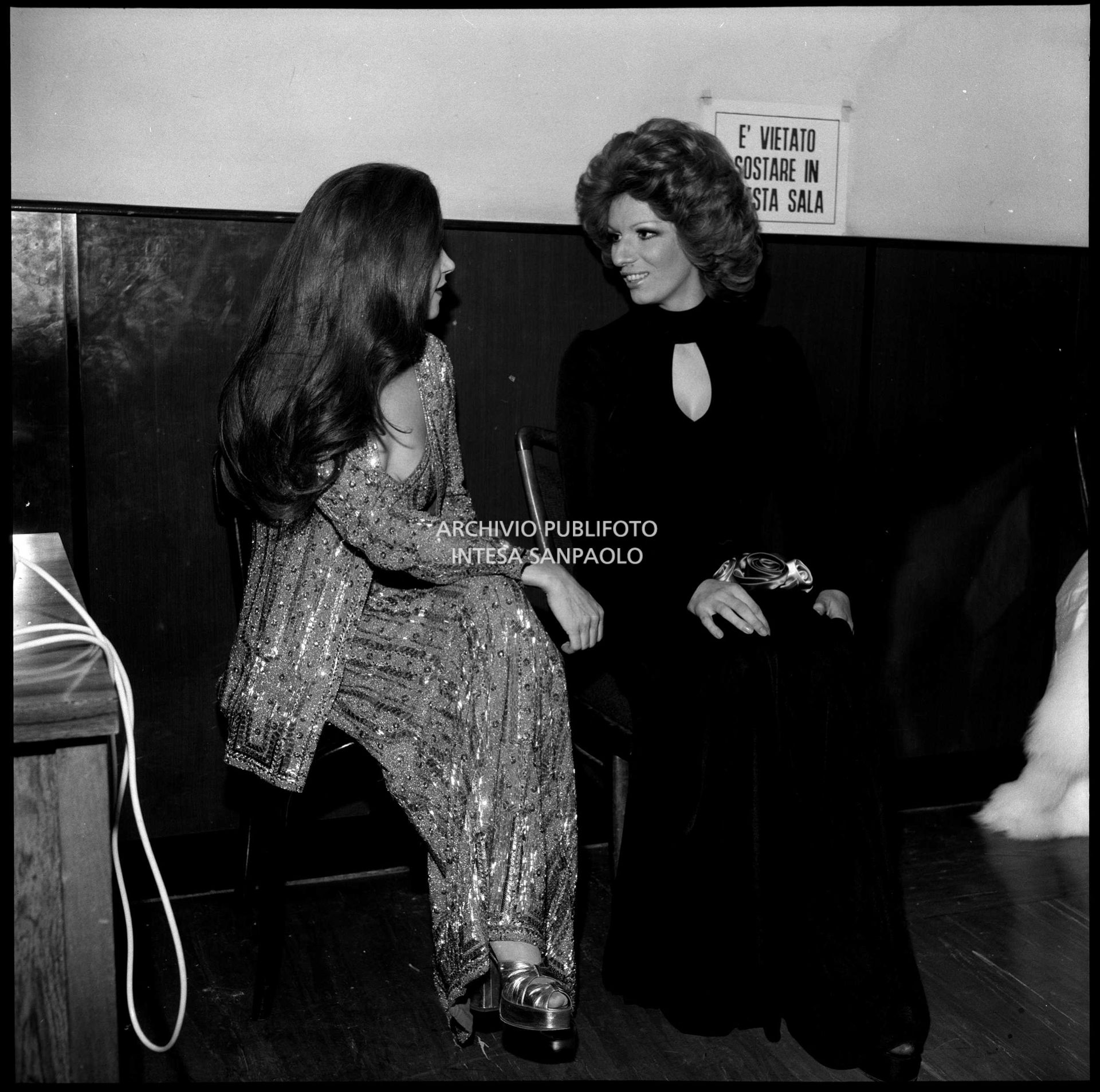 Milva e Iva Zanicchi dietro le quinte al XXIV Festival di Sanremo