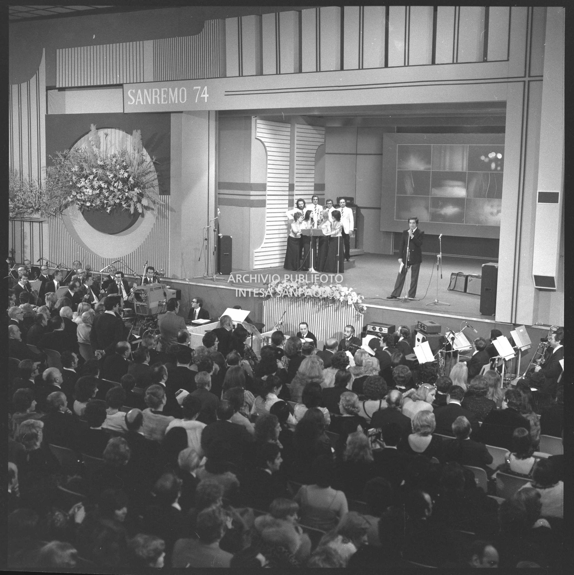 Corrado conduce il XXIV Festival della canzone italiana di Sanremo