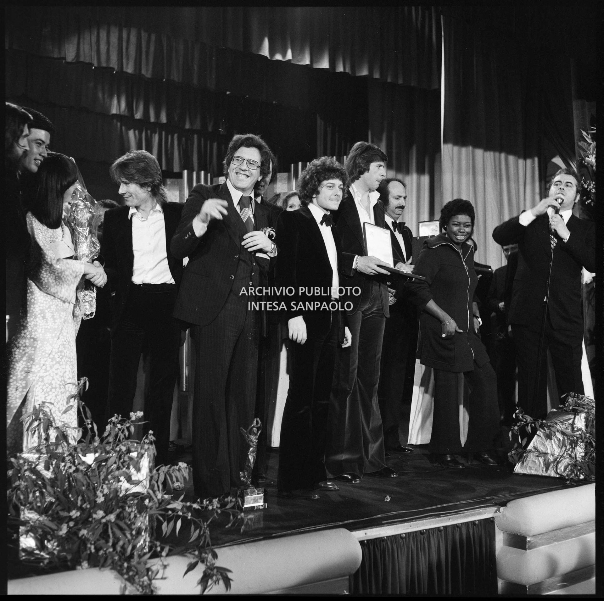 Peppino di Capri, vincitore del XXVI Festival della canzone italiana di Sanremo, e Sandro Giacobbe sul palcoscenico durante la premiazione