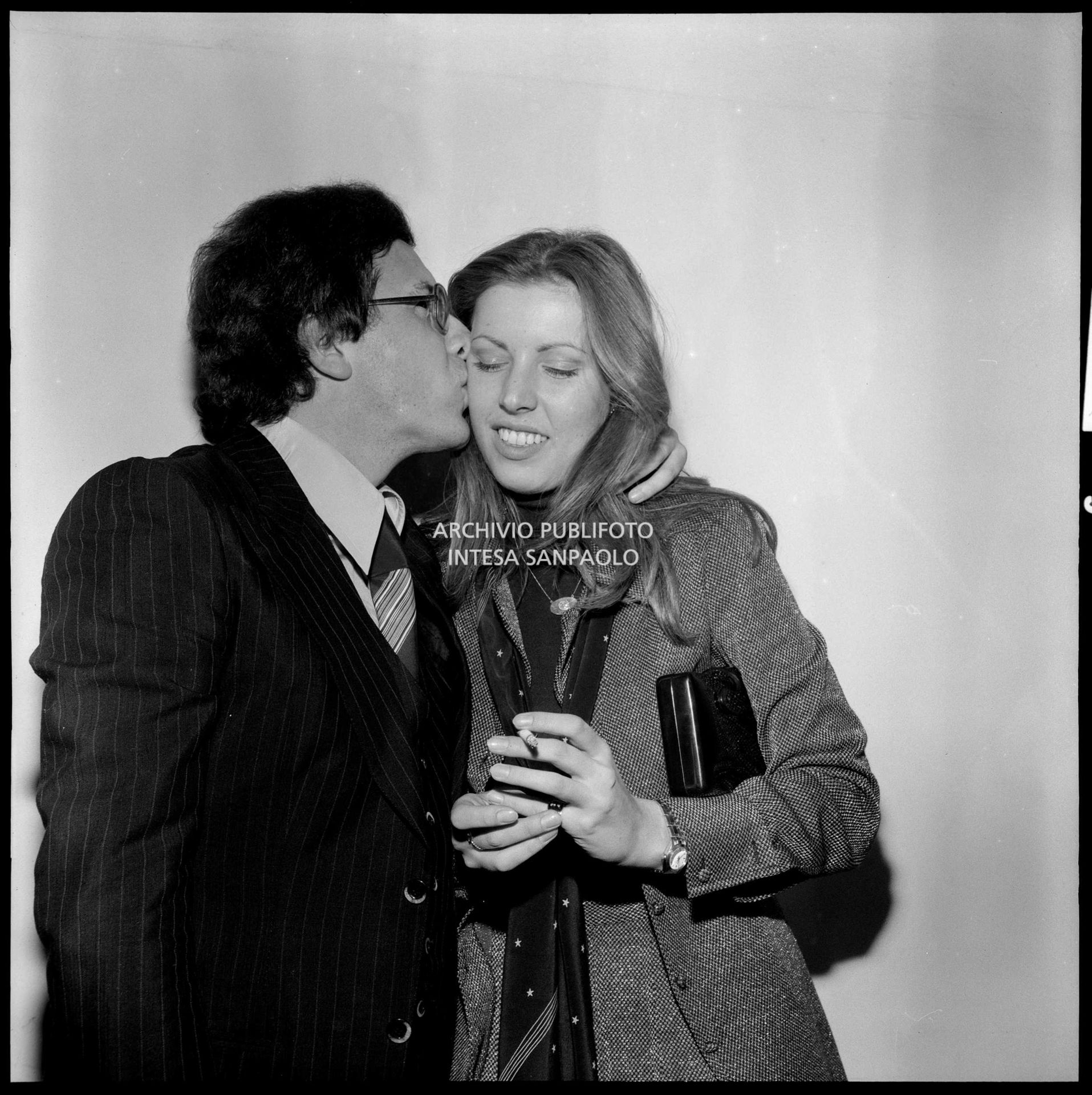 Peppino di Capri, vincitore del XXVI Festival della canzone italiana di Sanremo, con la fidanzata Giuliana Gagliardi