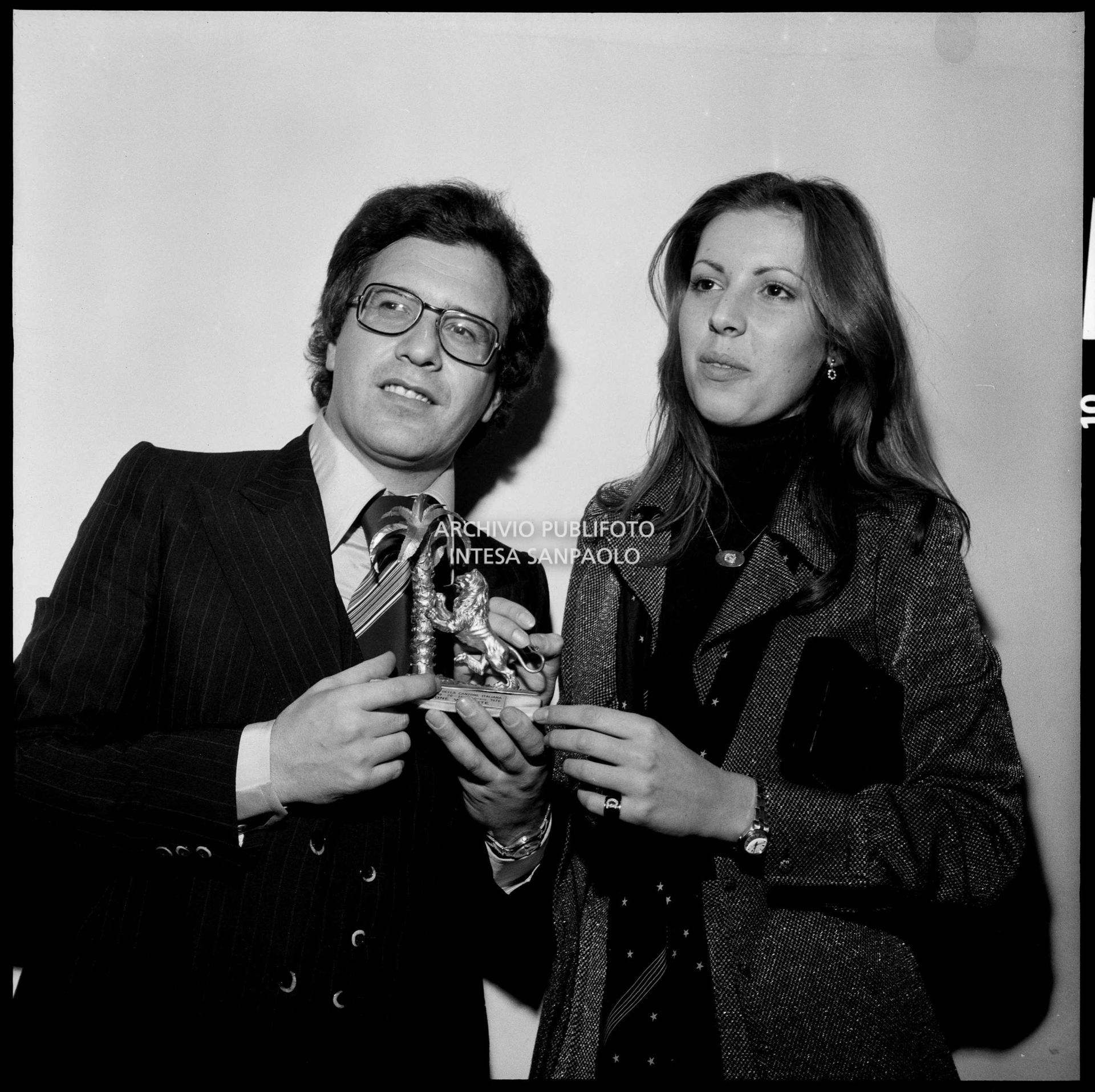 Peppino di Capri, vincitore del XXVI Festival della canzone italiana di Sanremo, con la fidanzata Giuliana Gagliardi