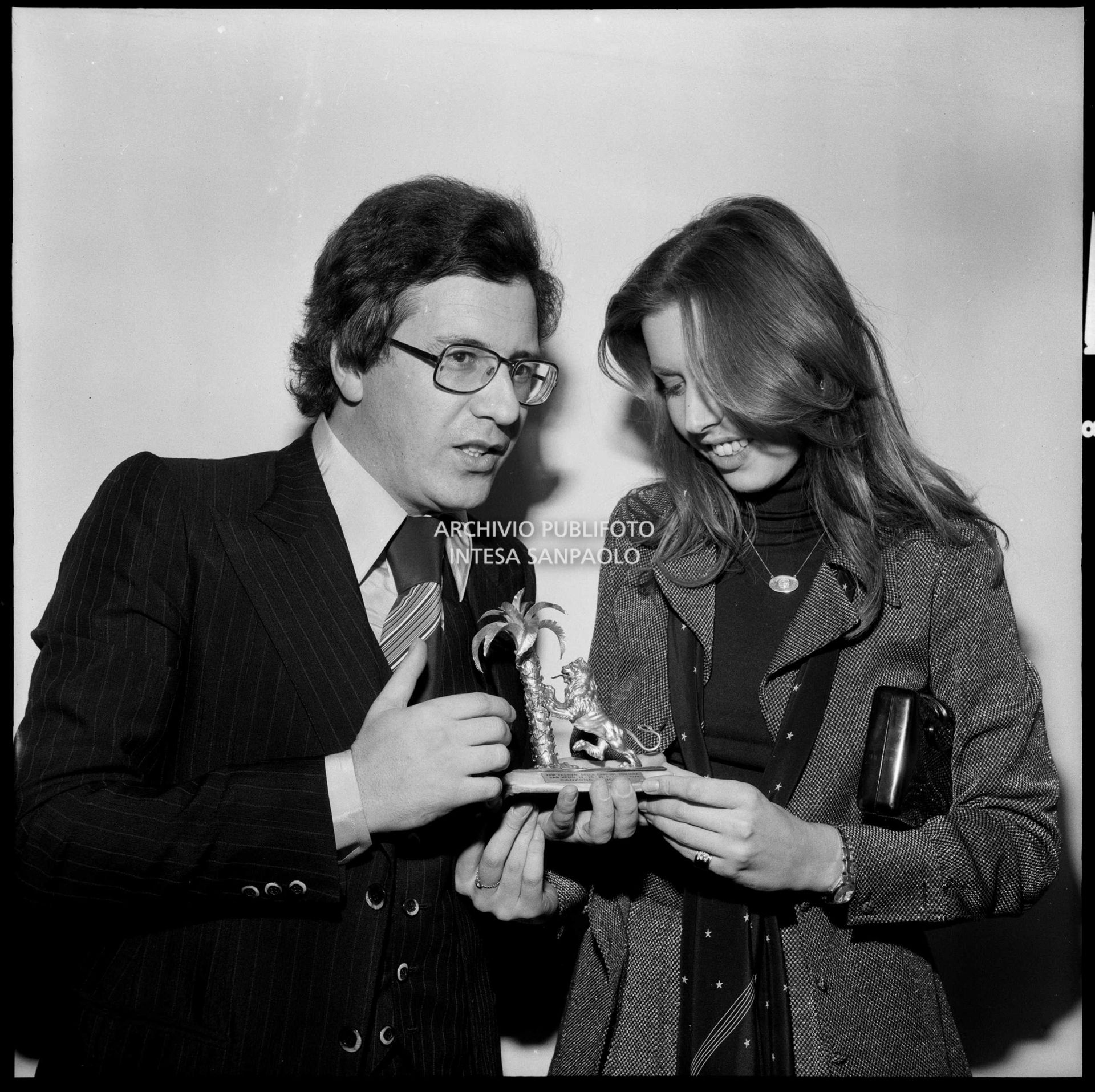 Peppino di Capri, vincitore del XXVI Festival della canzone italiana di Sanremo, con la fidanzata Giuliana Gagliardi