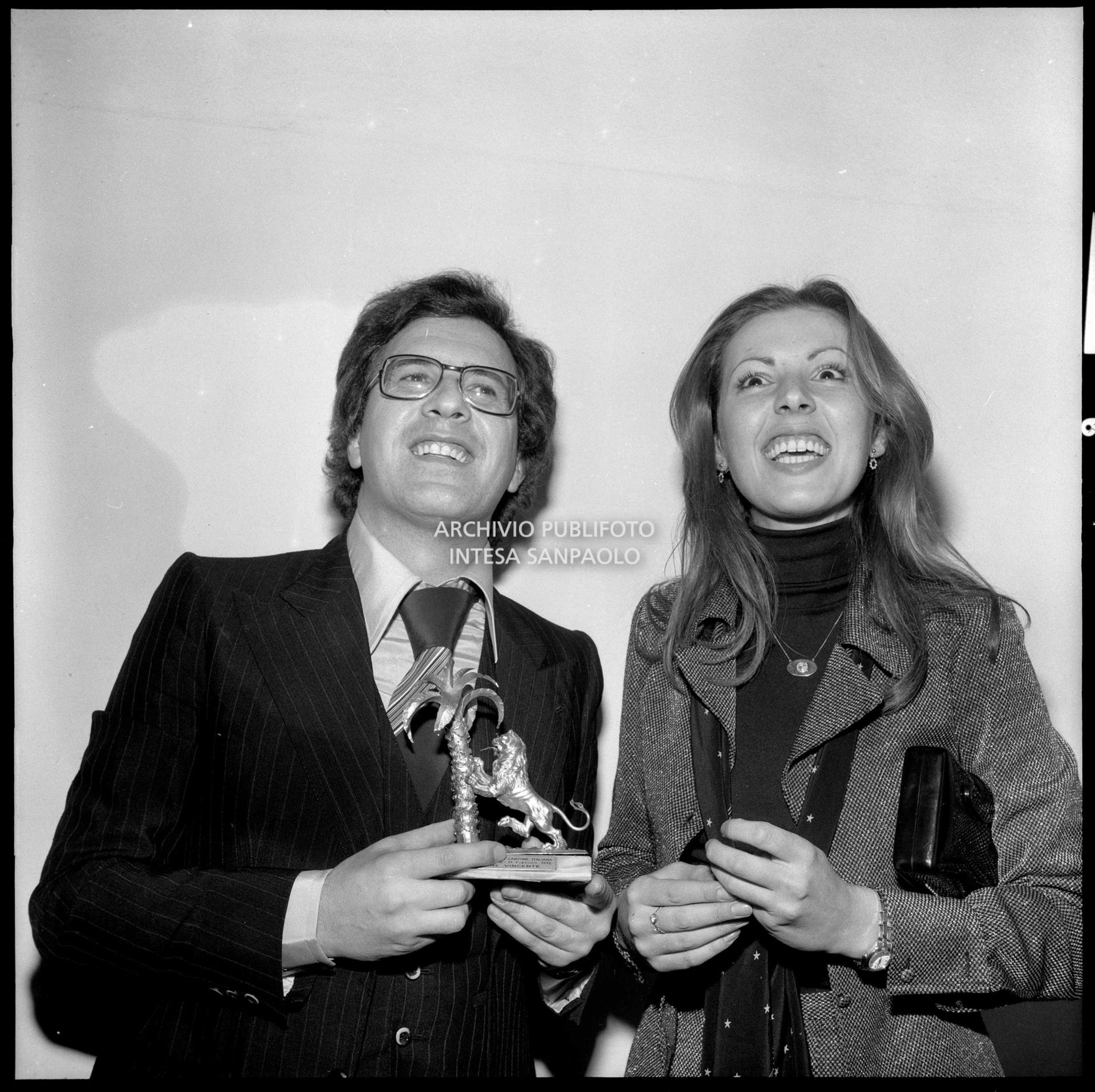 Peppino di Capri, vincitore del XXVI Festival della canzone italiana di Sanremo, con la fidanzata Giuliana Gagliardi