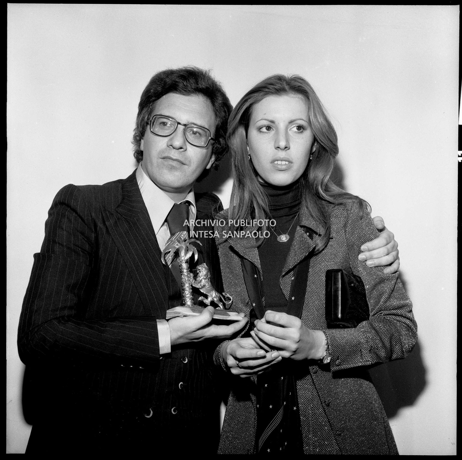 Peppino di Capri, vincitore del XXVI Festival della canzone italiana di Sanremo, con la fidanzata Giuliana Gagliardi