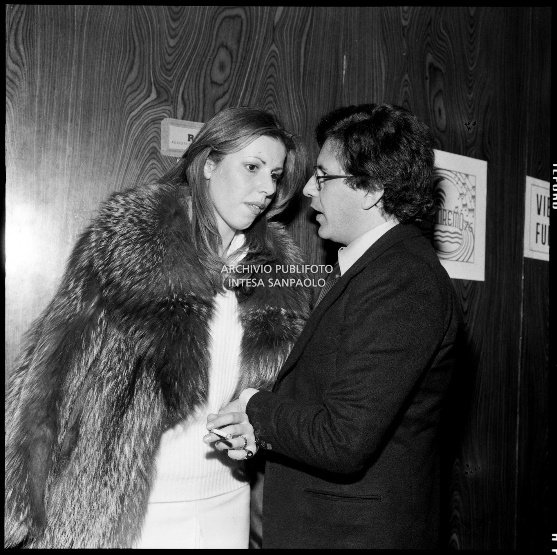 Peppino di Capri, vincitore del XXVI Festival della canzone italiana di Sanremo, con la fidanzata Giuliana Gagliardi