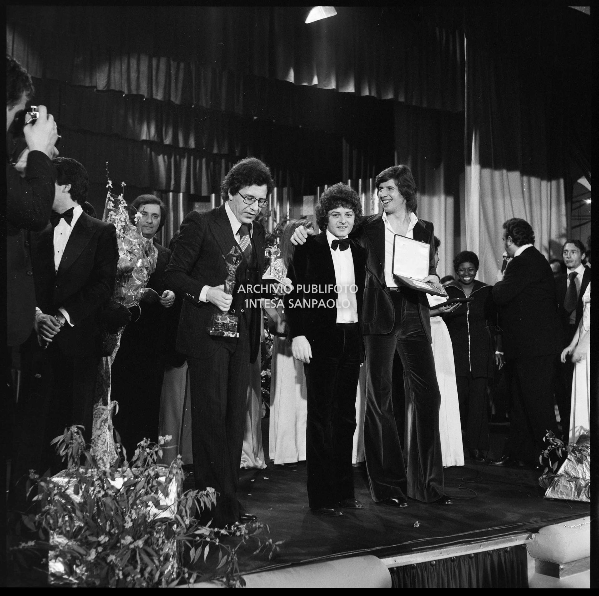 Peppino di Capri, vincitore del XXVI Festival della canzone italiana di Sanremo, e Sandro Giacobbe sul palcoscenico durante la premiazione