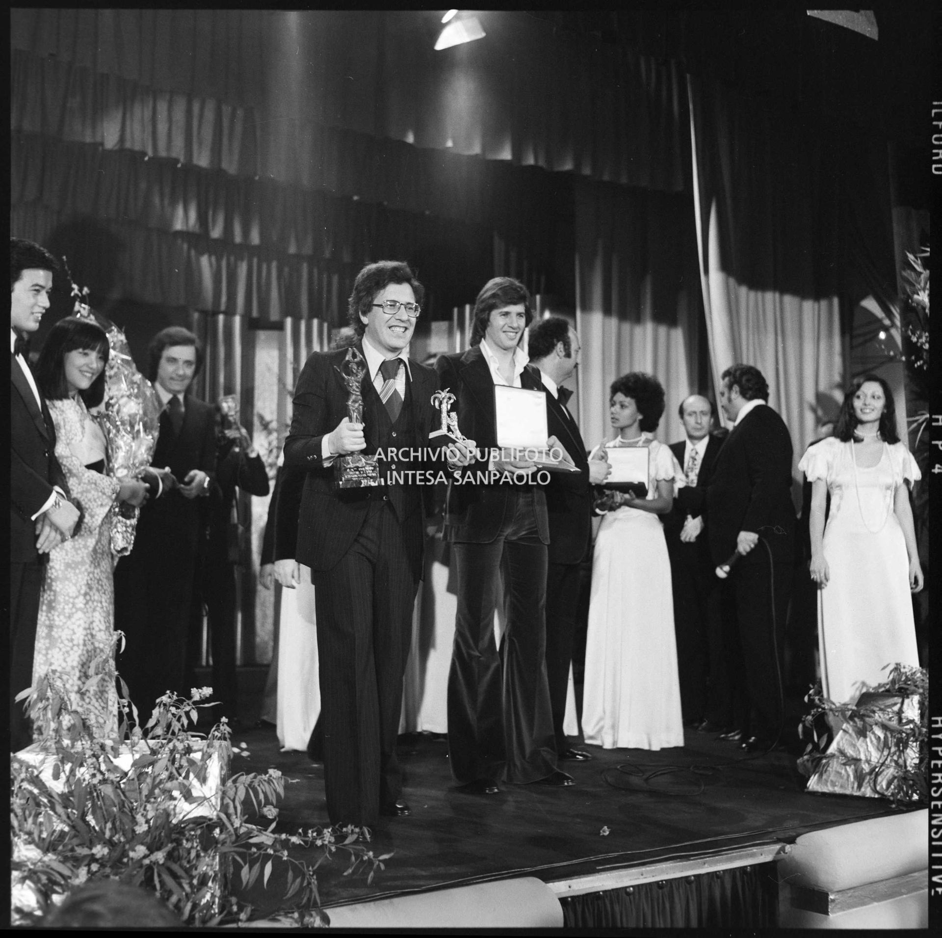 Peppino di Capri, vincitore del XXVI Festival della canzone italiana di Sanremo, e Sandro Giacobbe sul palcoscenico durante la premiazione