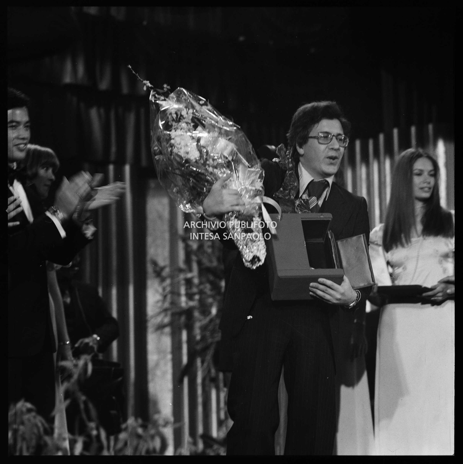 Peppino di Capri, vincitore del XXVI Festival della canzone italiana di Sanremo, sul palcoscenico durante la premiazione