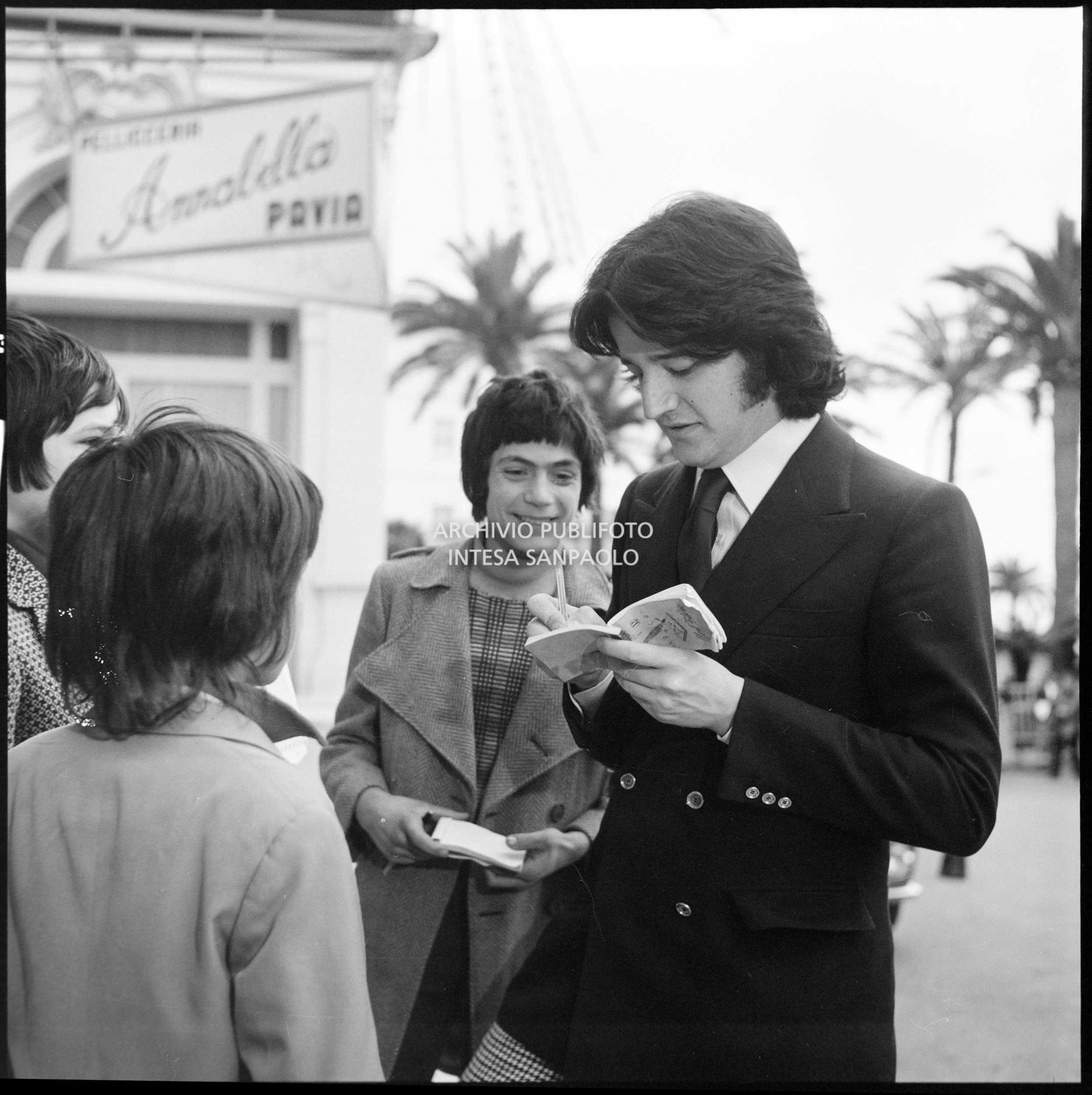 Christian De Sica firma autografi al XXIII Festival della canzone italiana di Sanremo